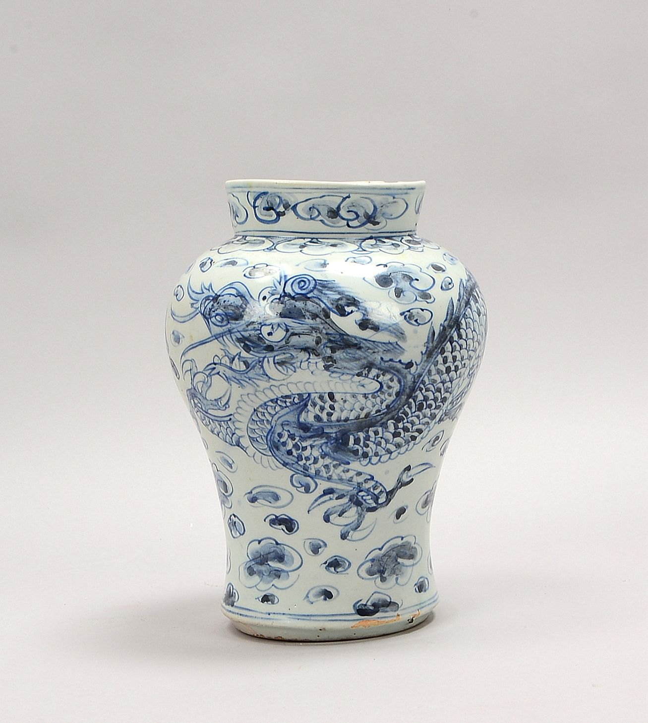 Porz.-Tischvase, blaue Unterglasurmalerei (Drachenmotiv), ungemarkt; Höhe 26 cm