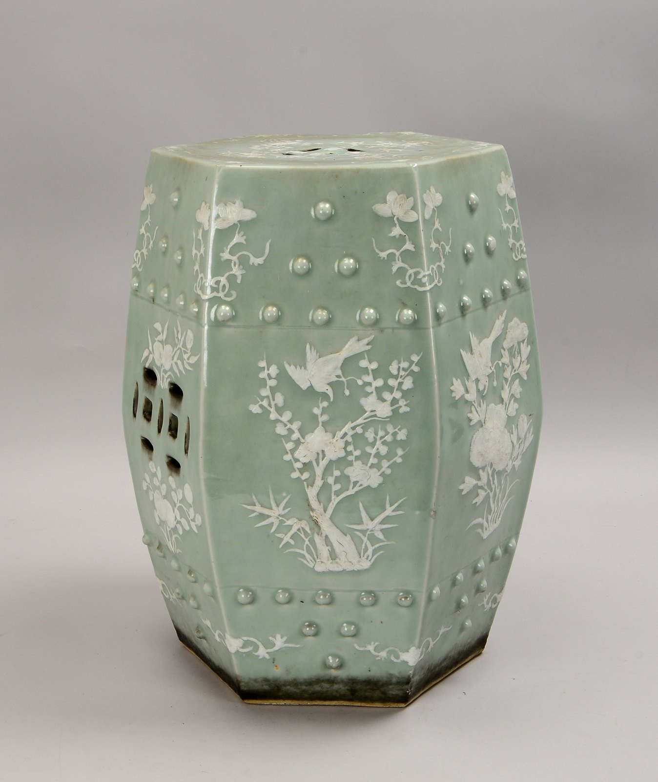 Porz.-Hocker (China), 6-passig, part. durchbr., erhabenes weißes Dekor/seladonf. Grund