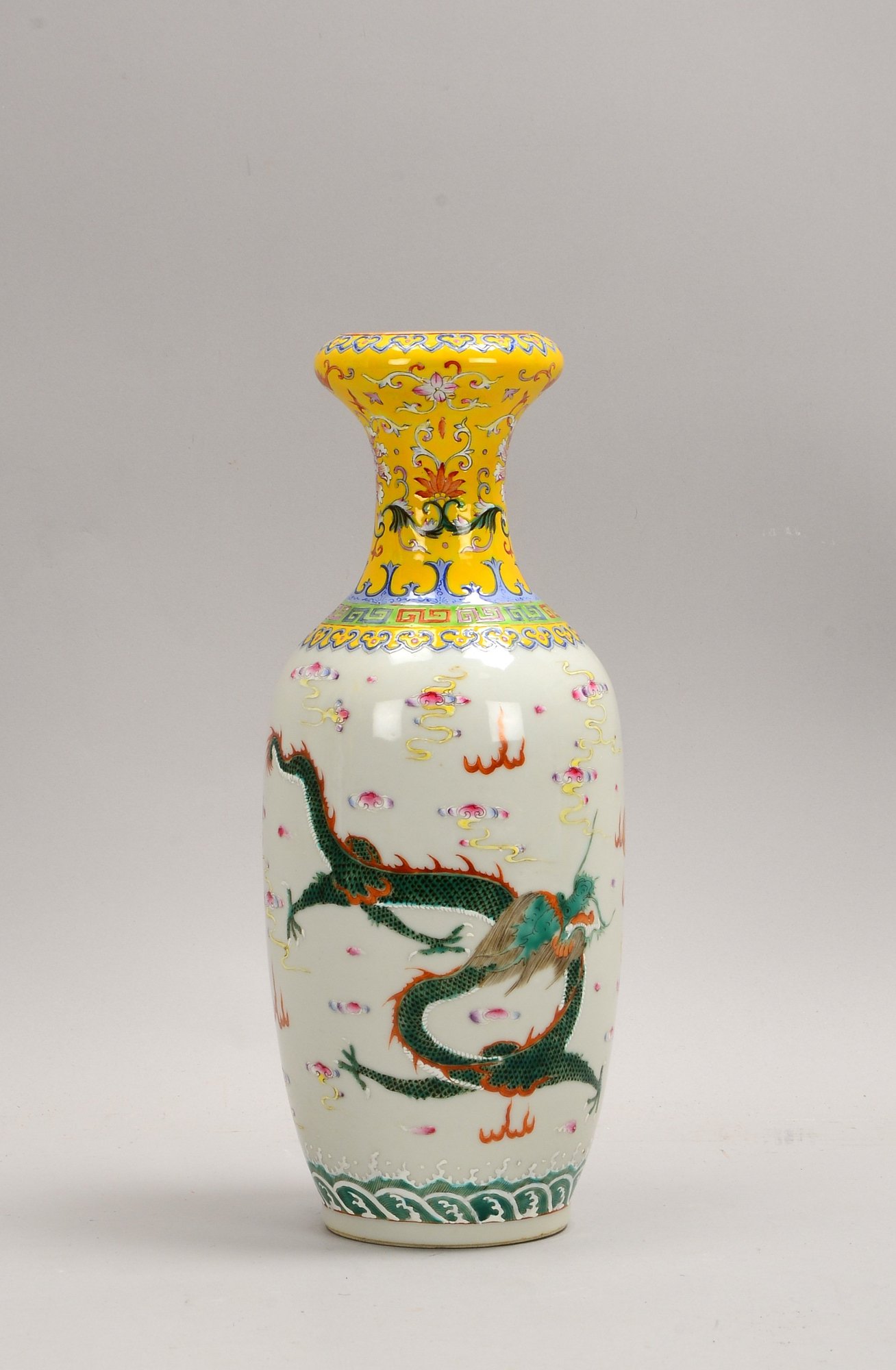 Porz.-Vase (China - '6-Zeichen-Marke'), umlaufend mit doppeltem Drachenmotiv