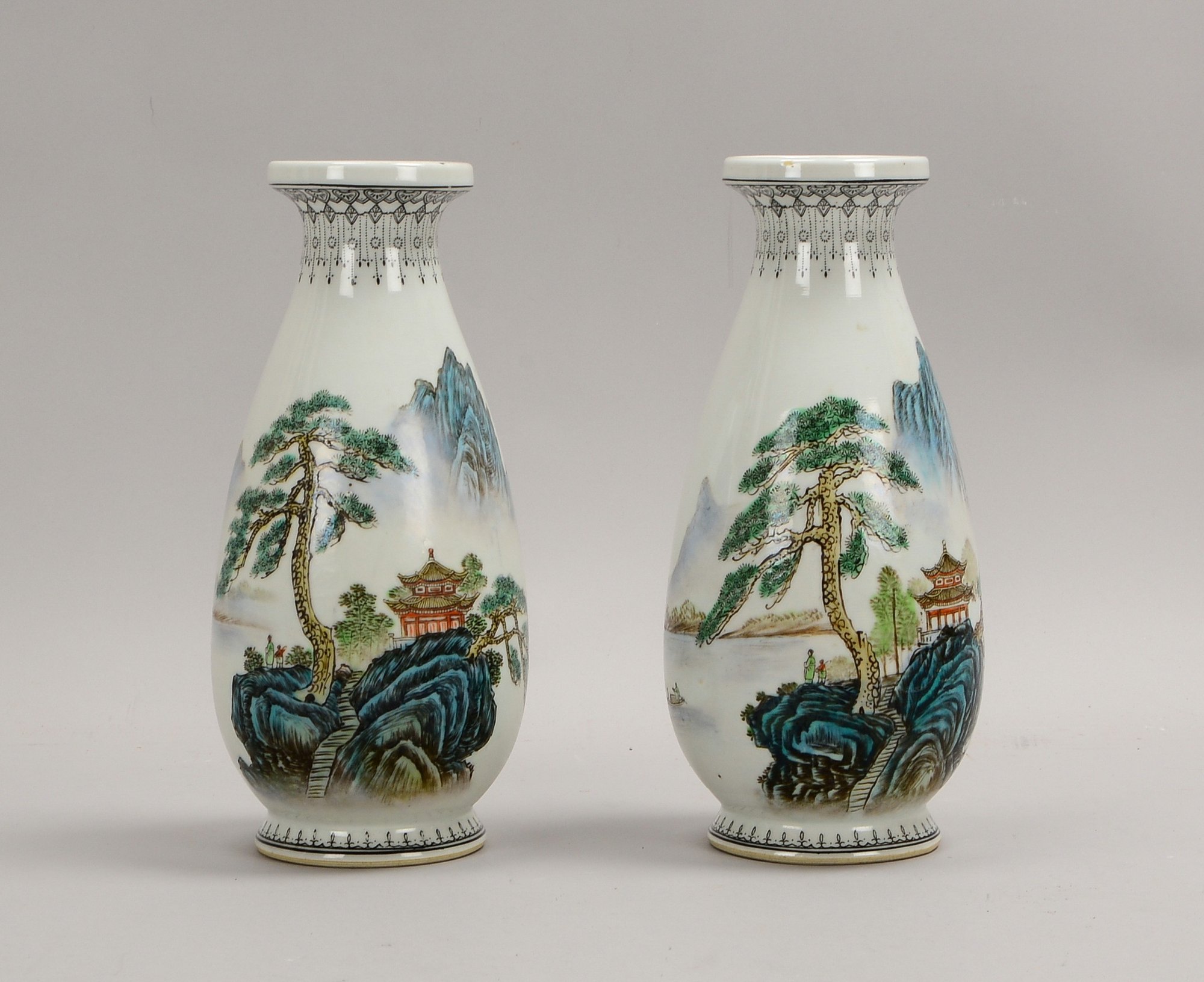 2 Porz.-Vasen (China - '6-Zeichen-Marke'), ovoider Korpus/Landschaftsdekor