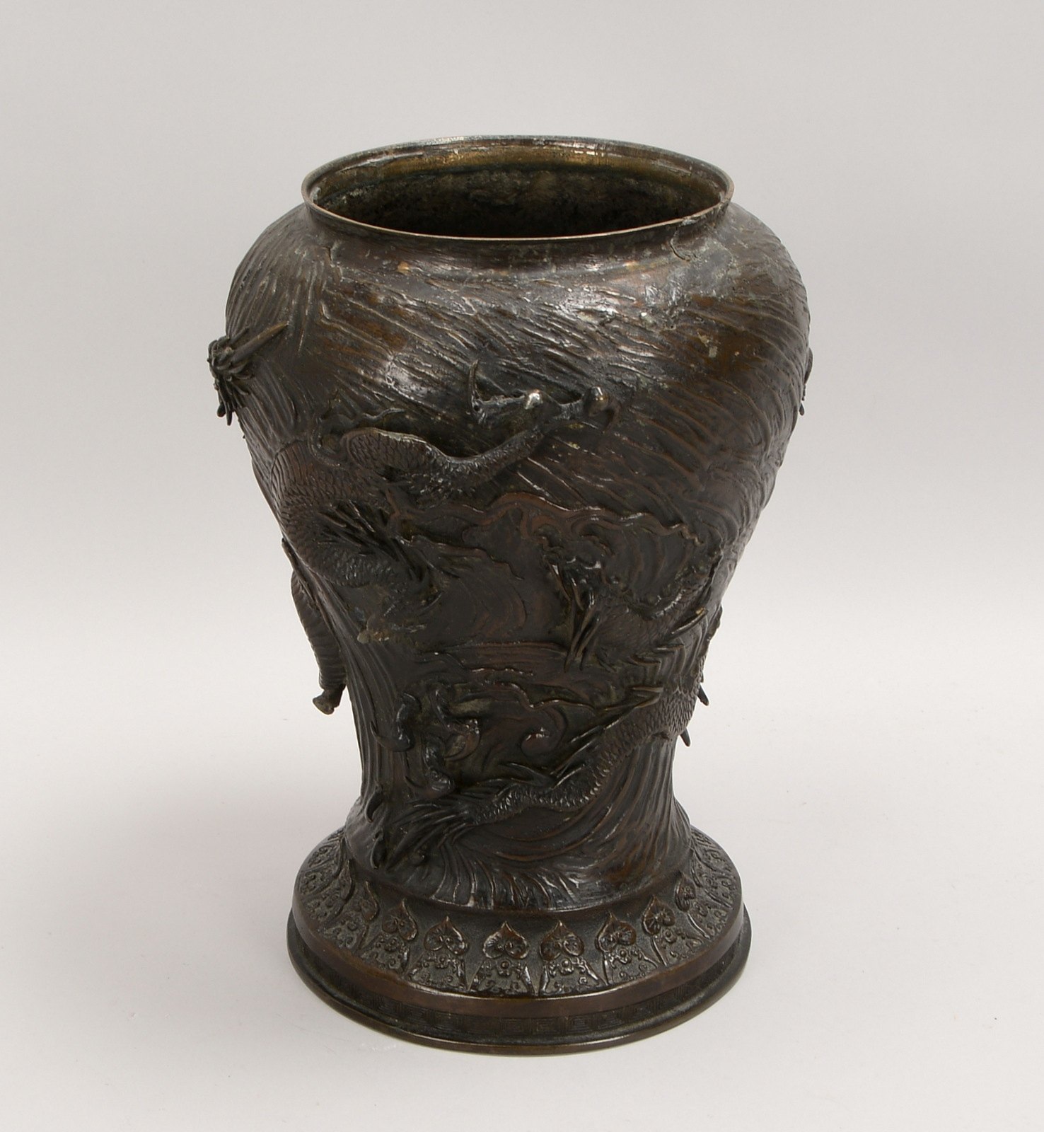 Übertopf/Tischvase (China), Weißmet. bronziert, halbplast. Drachenrelief; Höhe 34,5 cm