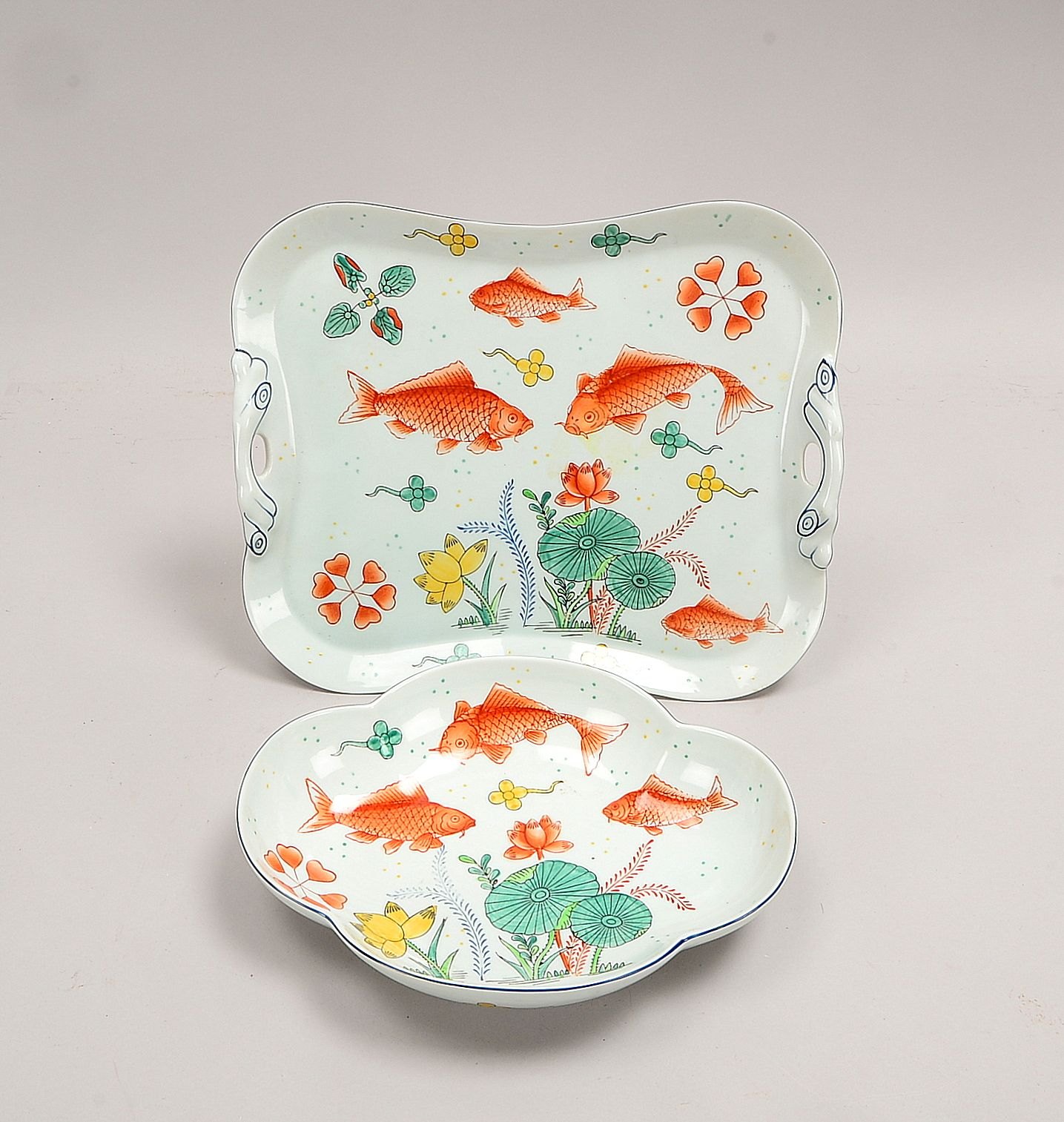 2 Porz.-Servierteile (China), Fischdekor ('Koi'-Motive): Servierschale und Tablett