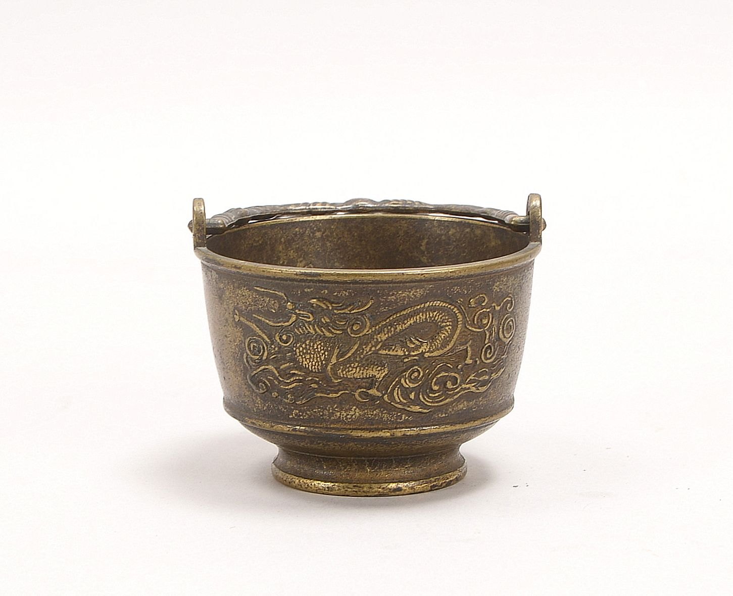 Kl. Henkelschale (China), mit Reliefdekor (Drachenmotiv); Höhe 7 cm, Ø 9,5 cm