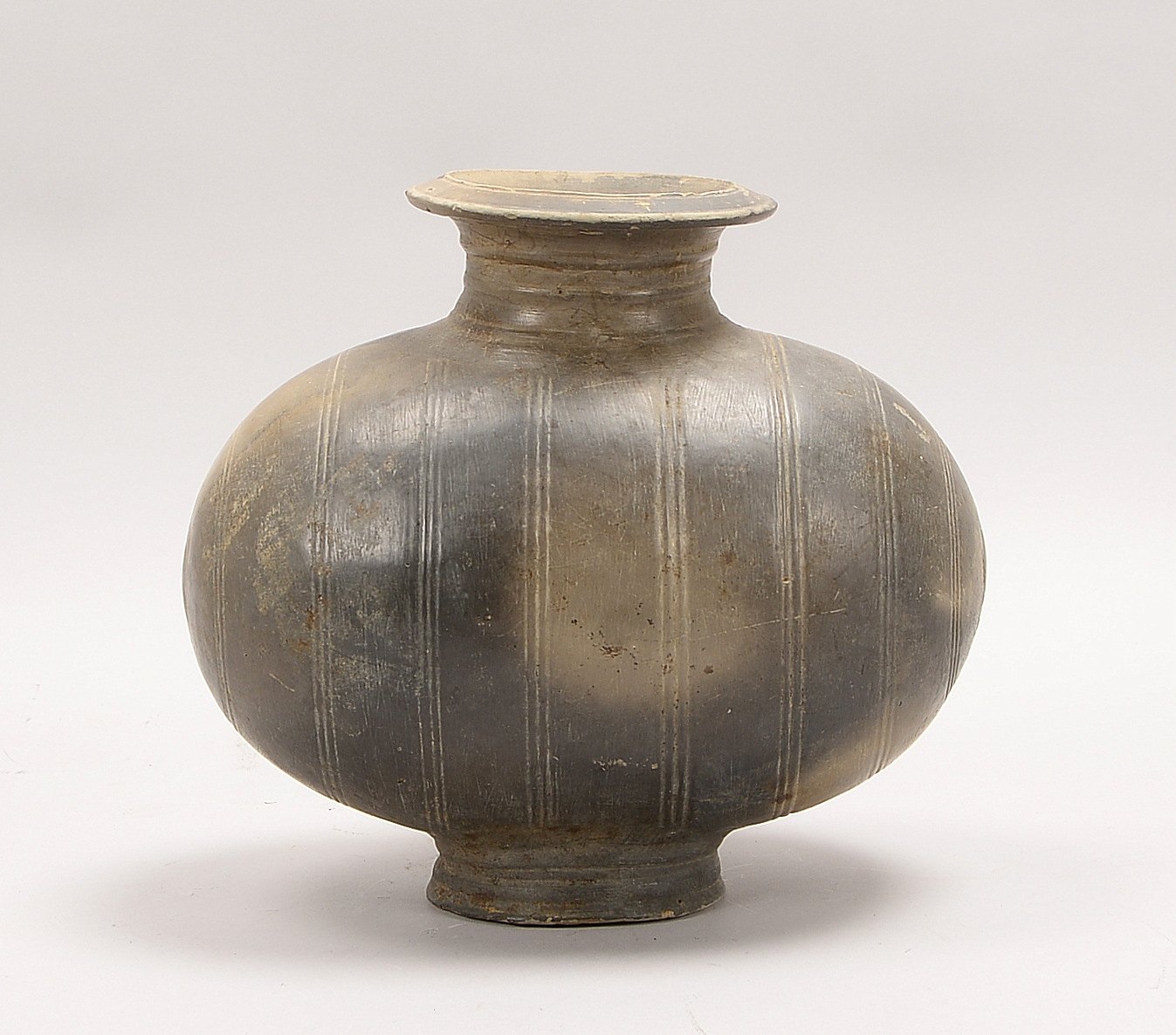 Antikes Kokongefäß/Grabvase (China), Keramik; Höhe 25,5 cm, Breite 27 cm