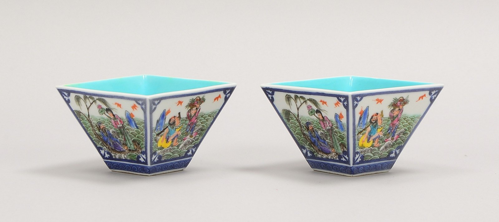 2 Vierkant-Schalen, 'Famille Rose', feinste Handmalerei, gem.; Maße 9,5 x 9,5 x 6,5 cm