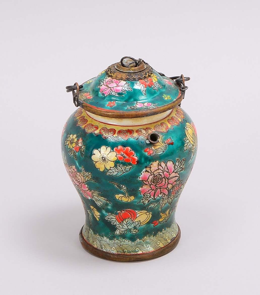 Öllämpchen (Qing-Dynastie - 6-f. Bodenmarke), antik, 'Famille Rose'; Höhe 16 cm