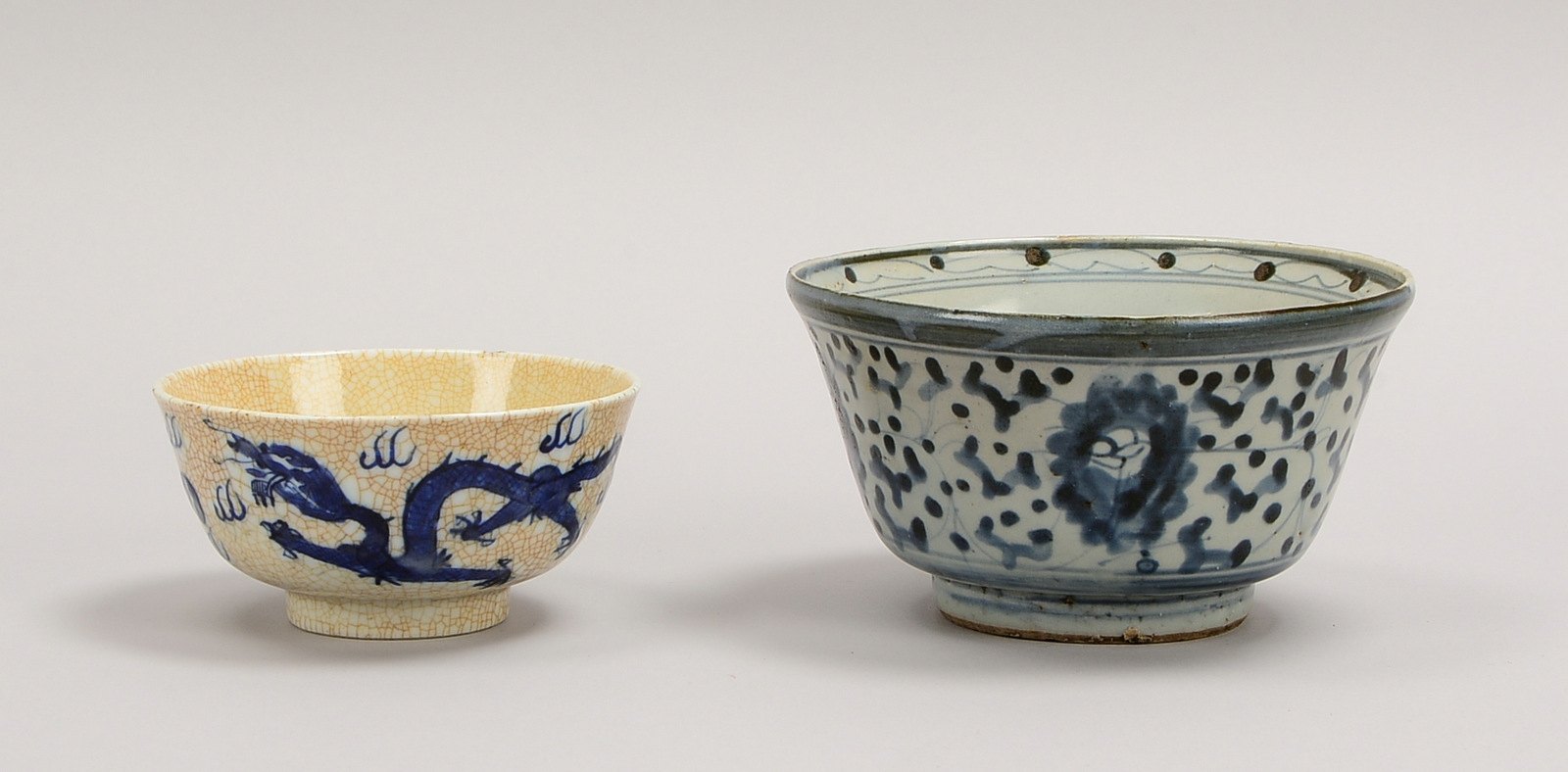 2 Schalen (China), alt, 1x mit Cracquelé, gemarkt, Ø 13 cm, 1x blaue Malerei, Ø 16 cm