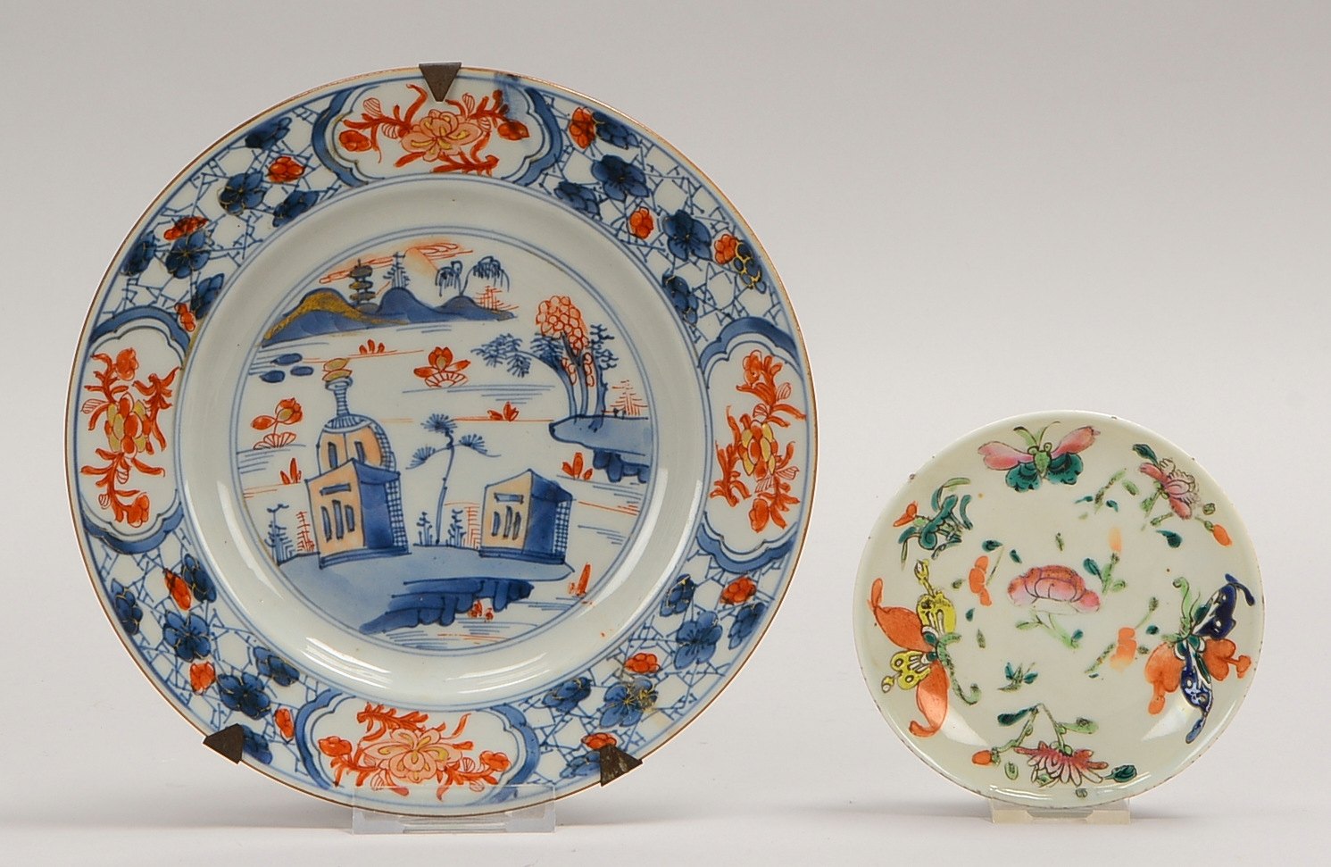 1x gr. Teller, zur Wandaufh., Ø 22 cm; und 1 kl. Schale, im Boden 4-f. gem., Ø 12 cm
