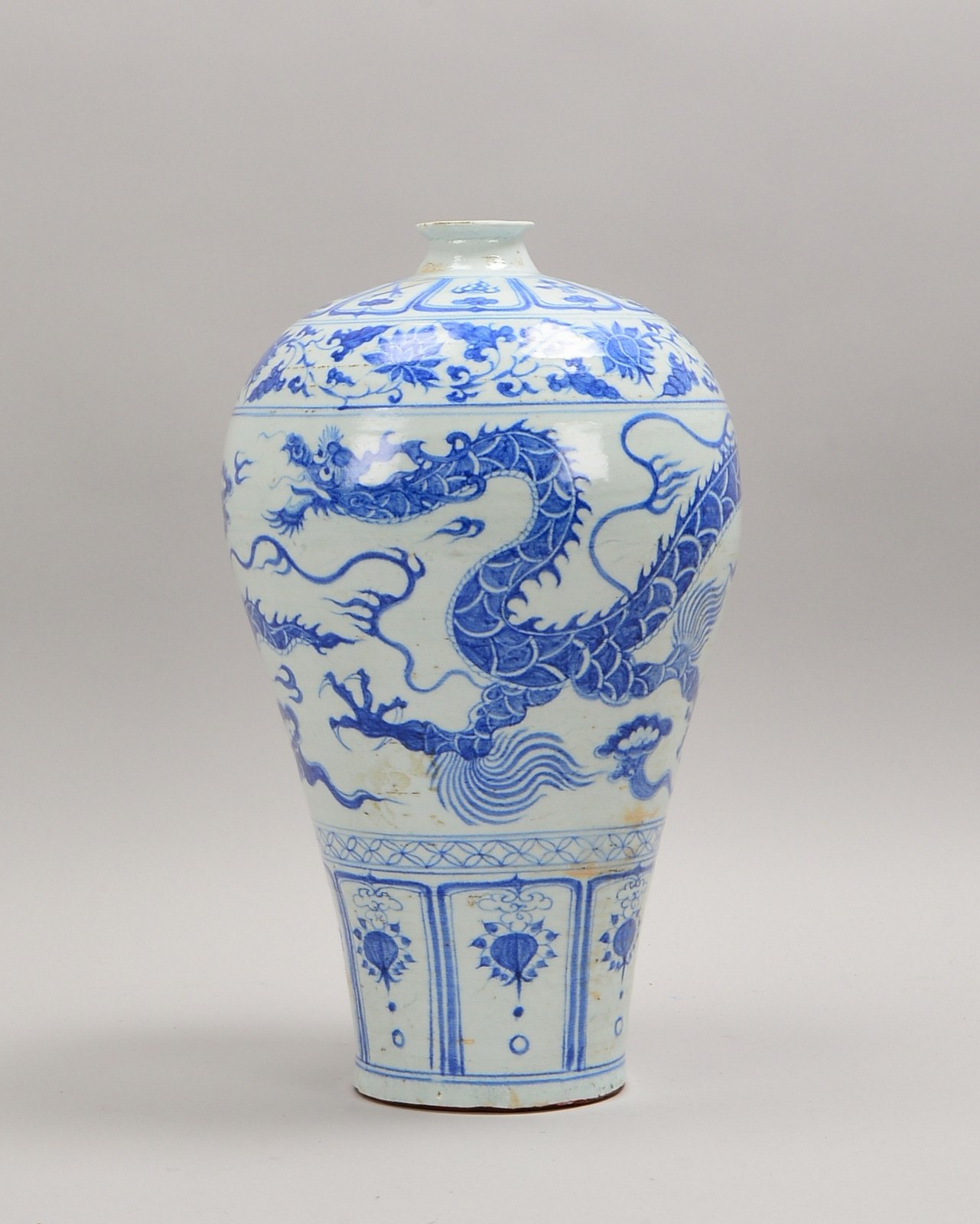 'Meiping'-Vase, Wandung umlaufend mit flor. Ornam. und Drachendekor; Höhe 42 cm