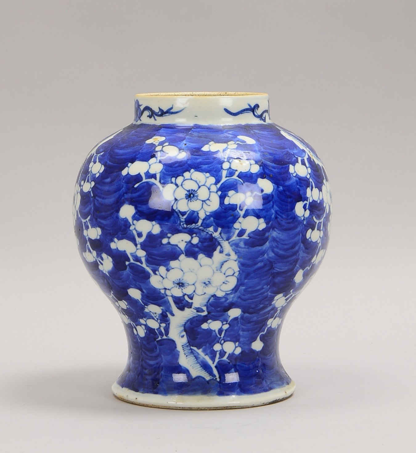 Porz.-Vase (China), flor. Motive in blauer Unterglasurmalerei; Höhe 23 cm