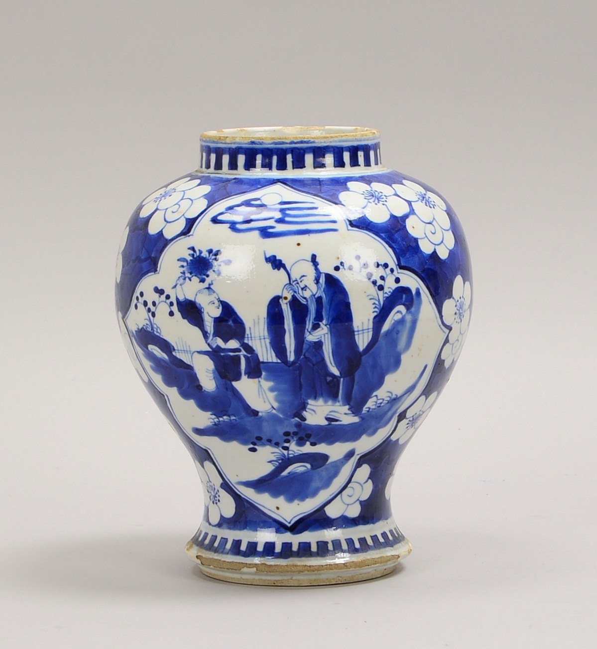 Porz.-Vase (China, Wandung umlaufend mit 'Blüten' und 'Höf. Szenen'; Höhe 21 cm