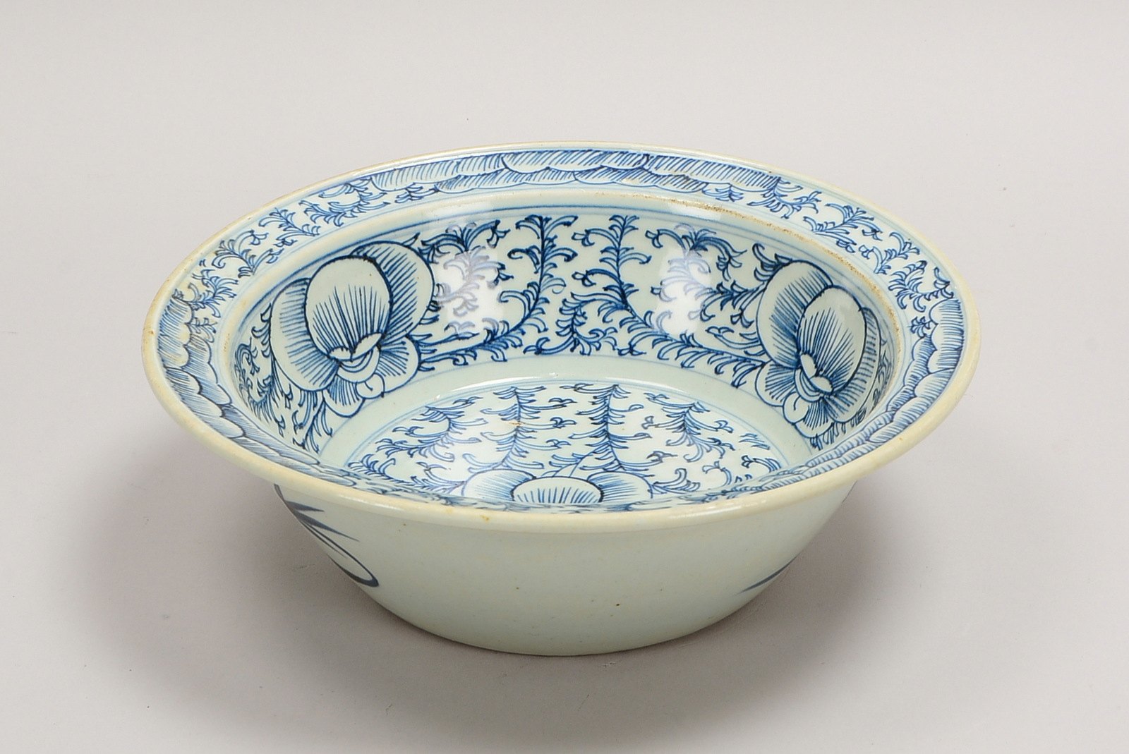 Porz.-Schale (China), flor. Dekor in blauer Unterglasurmalerei; Höhe 8 cm, Ø 28 cm