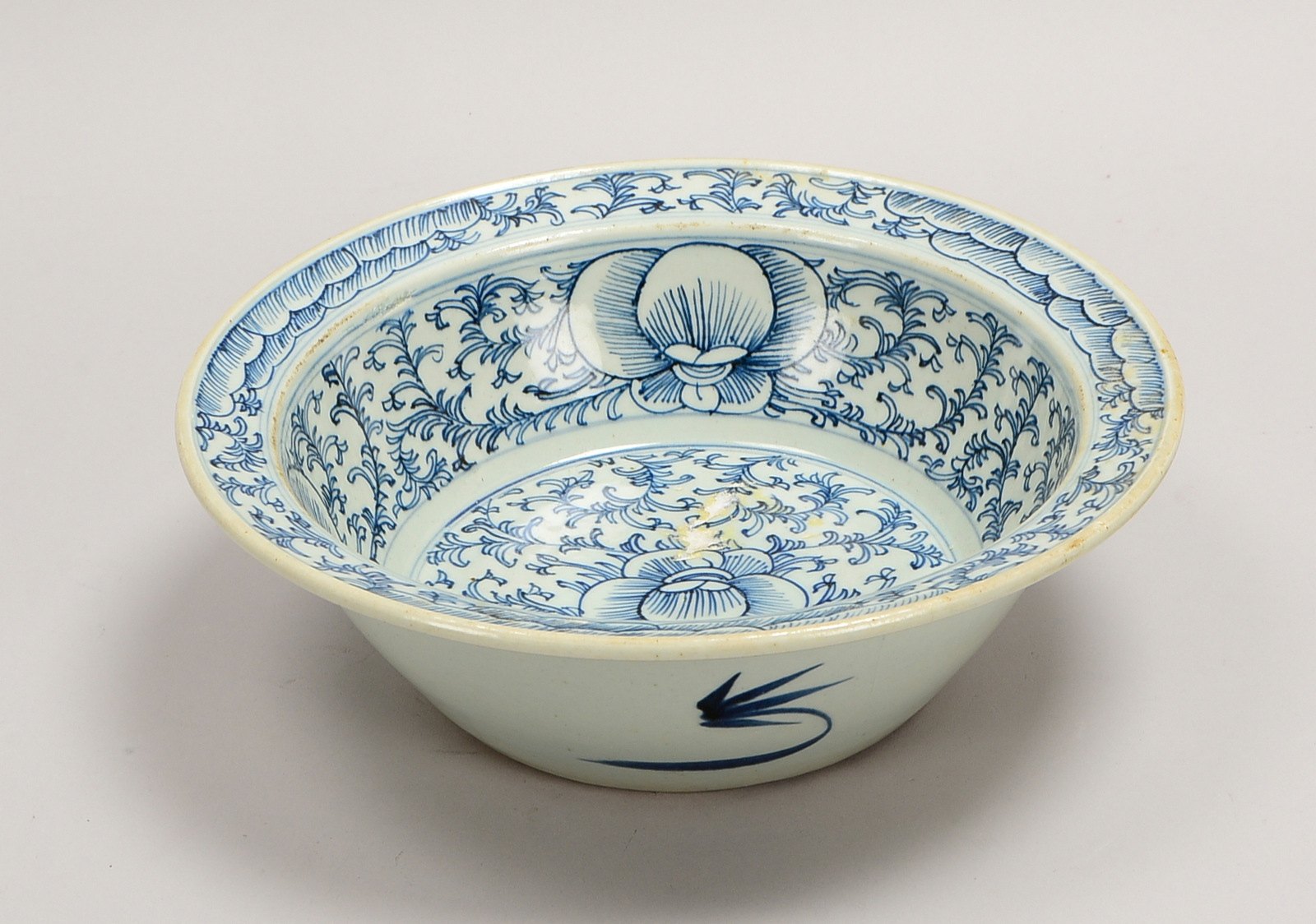 Porz.-Schale (China), flor. Dekor in blauer Unterglasurmalerei; Höhe 8 cm, Ø 29 cm