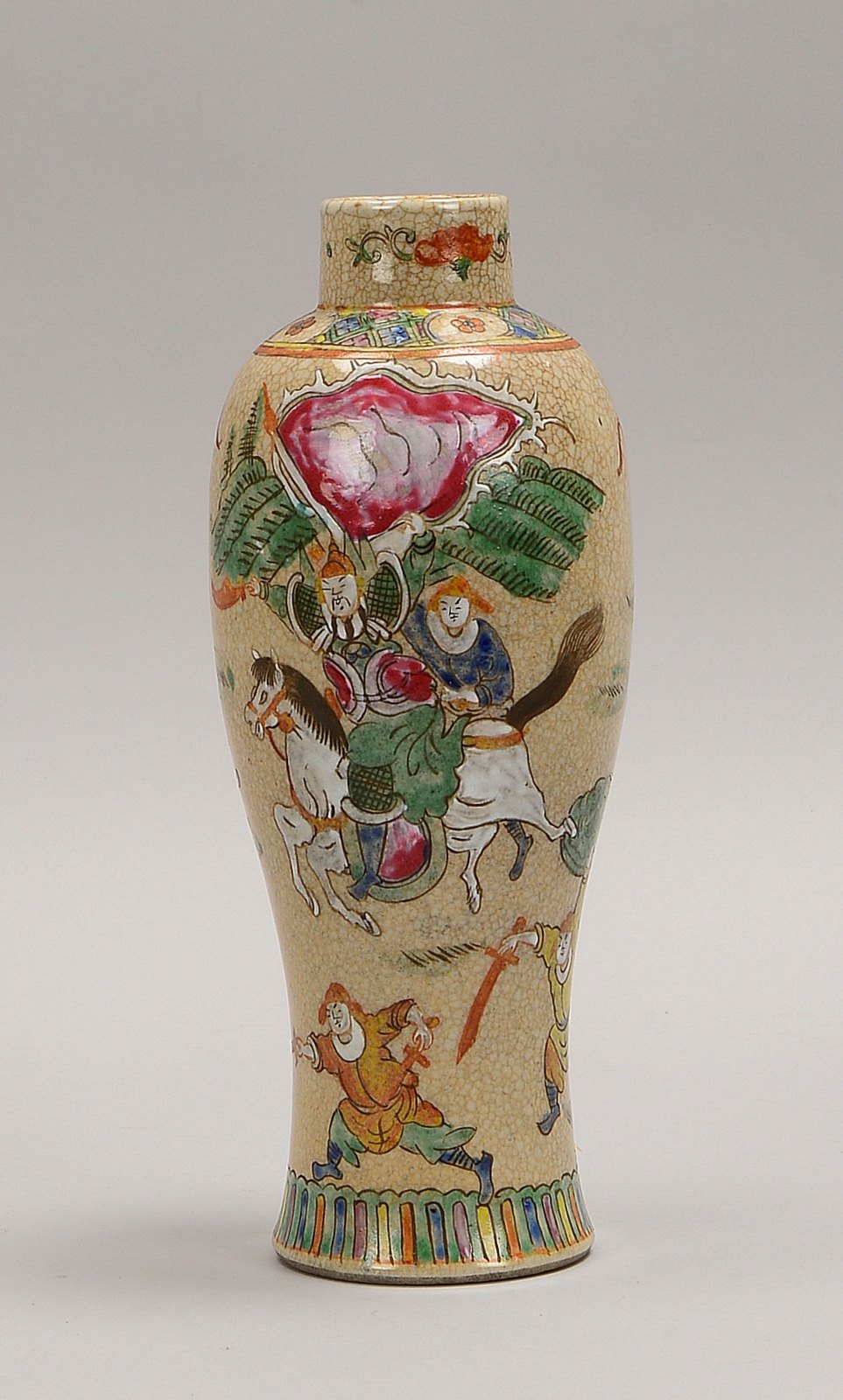 Porz.-Vase (China), Glasur mit Cracquelé, umlaufend polychr. 'Reiterszenen'