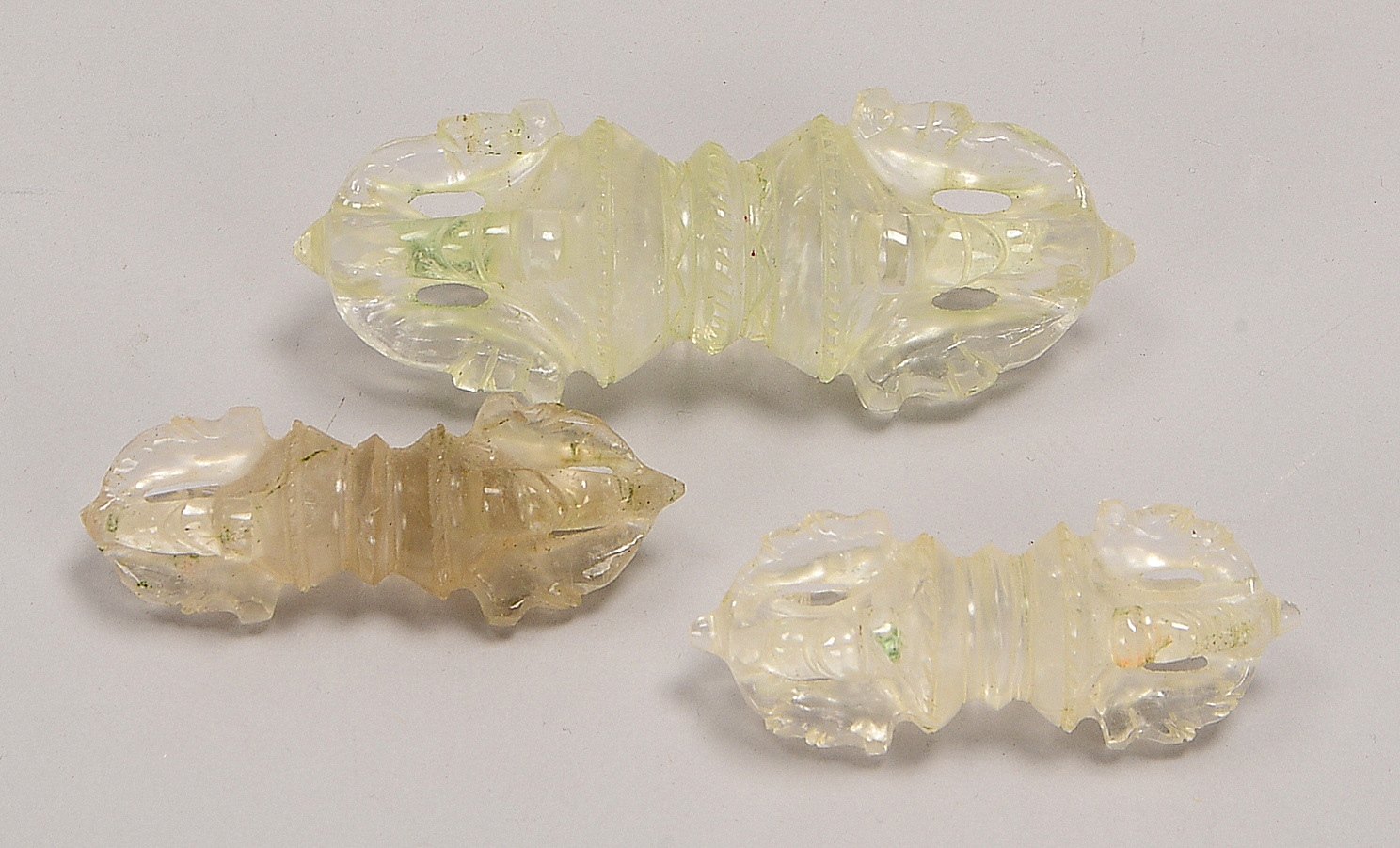 3 Vajras (Tibet), Ritualzepter jeweils in Glas-Ausführung; Länge 8 cm - Länge 12 cm