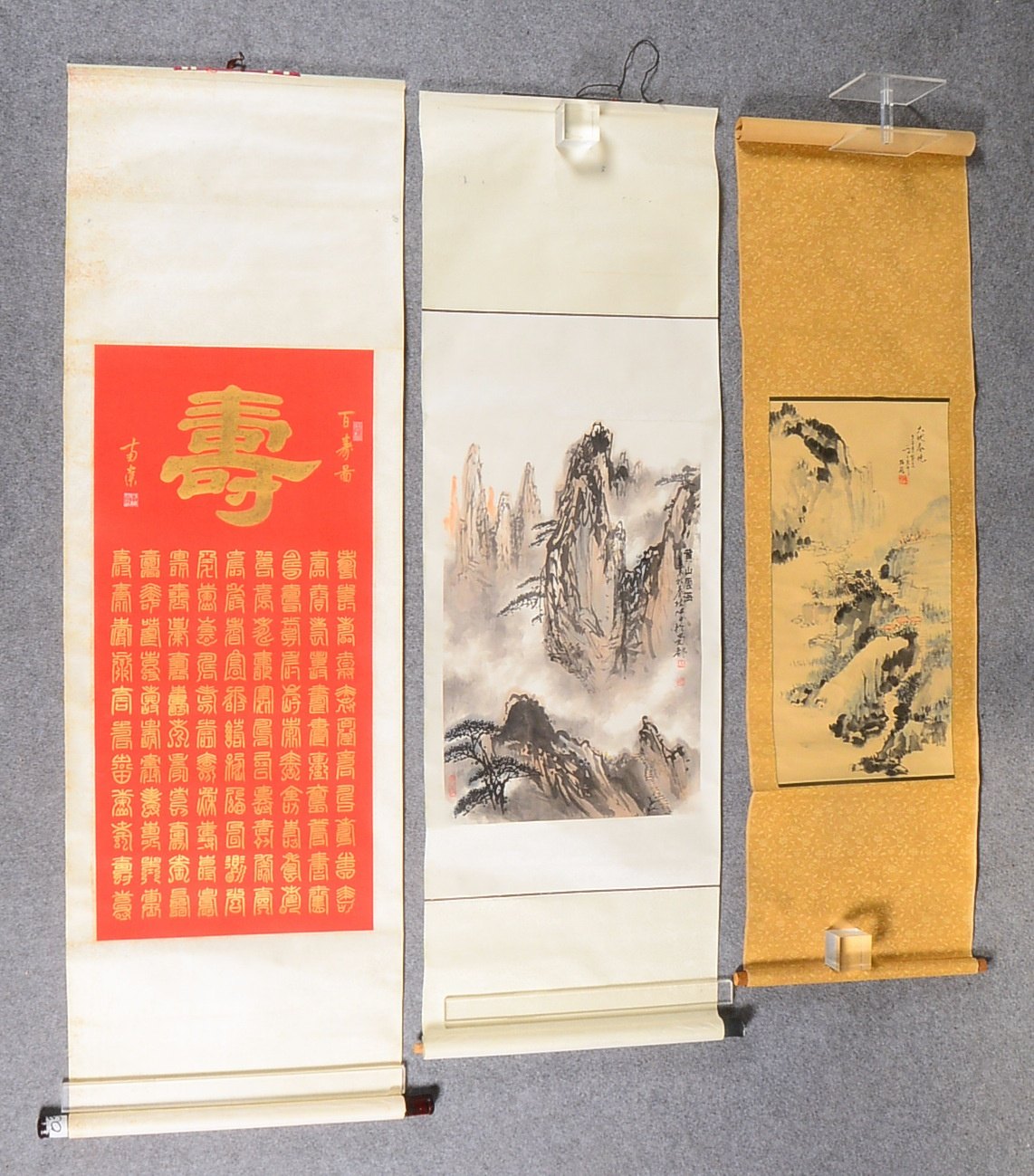 3 Rollbilder (China), versch. Motive/Formate: 2x 'Landschaften', 1x 'Chin. Kalligr.'