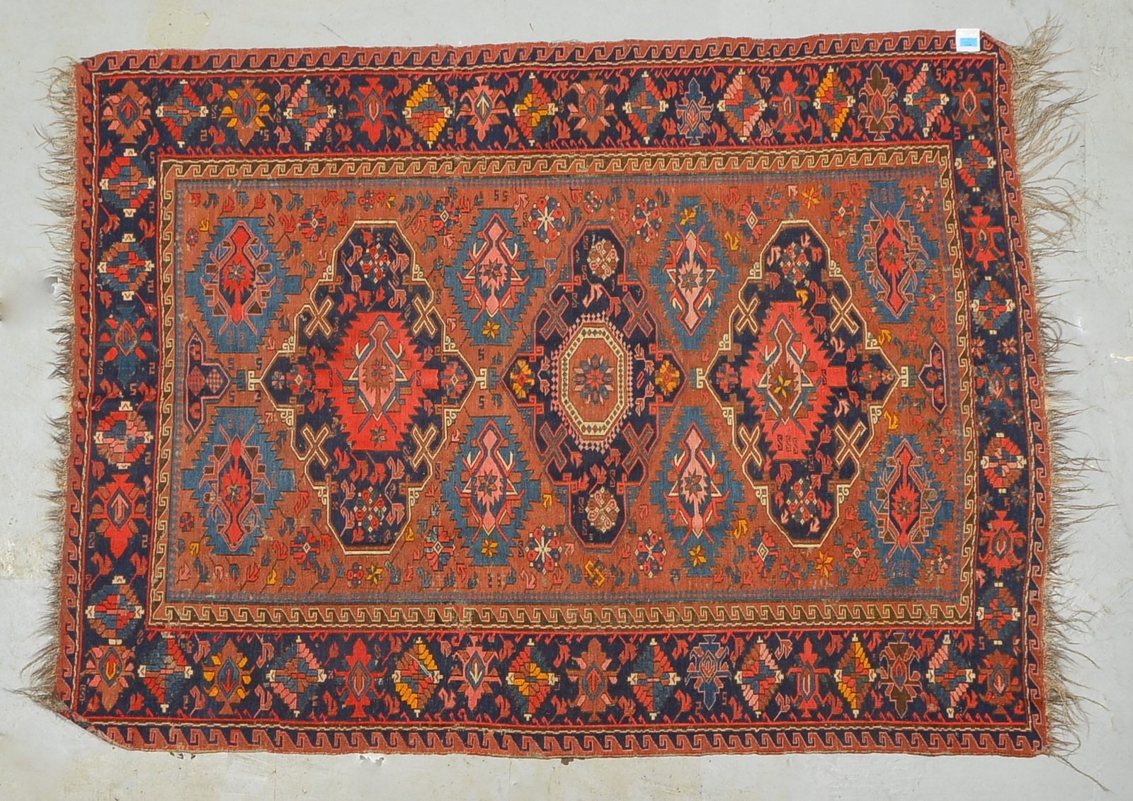 Antiker Sumakh (Kaukasus), in teils farbkräftiger geometrischer Musterung