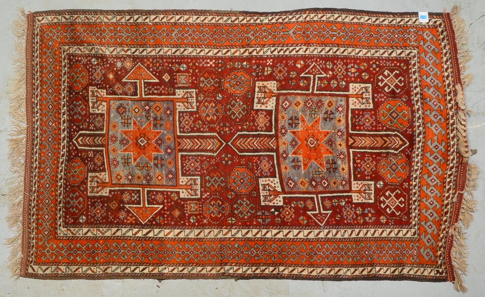 Shirwan, insgesamt gleichmäßiger Flor; Maße 240 x 148 cm (leichte Trittfalten-Spuren)