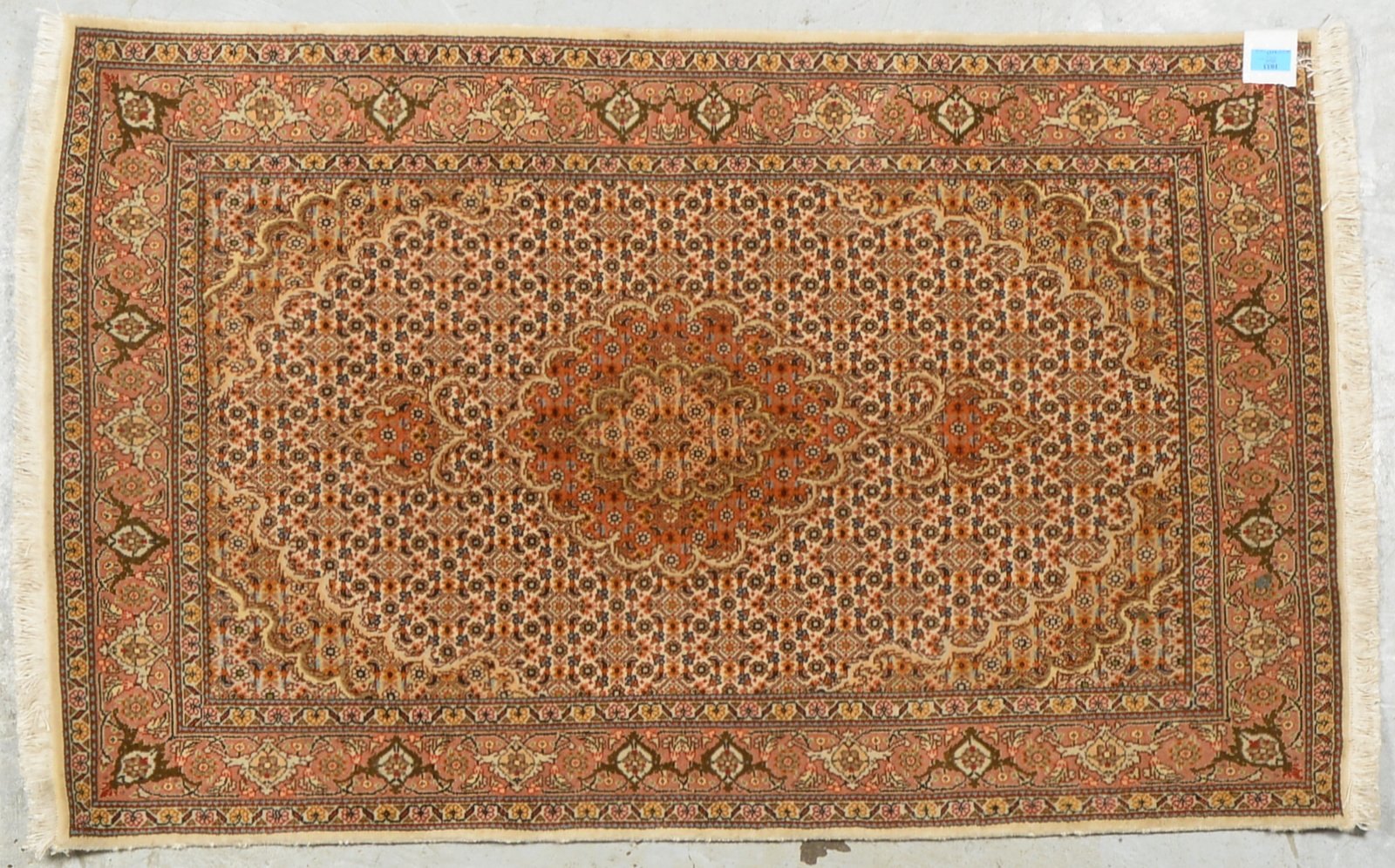Täbriz-Brücke, mittelfeine Knüpfung - Flor in gutem Zustand; Maße 125 x 80 cm