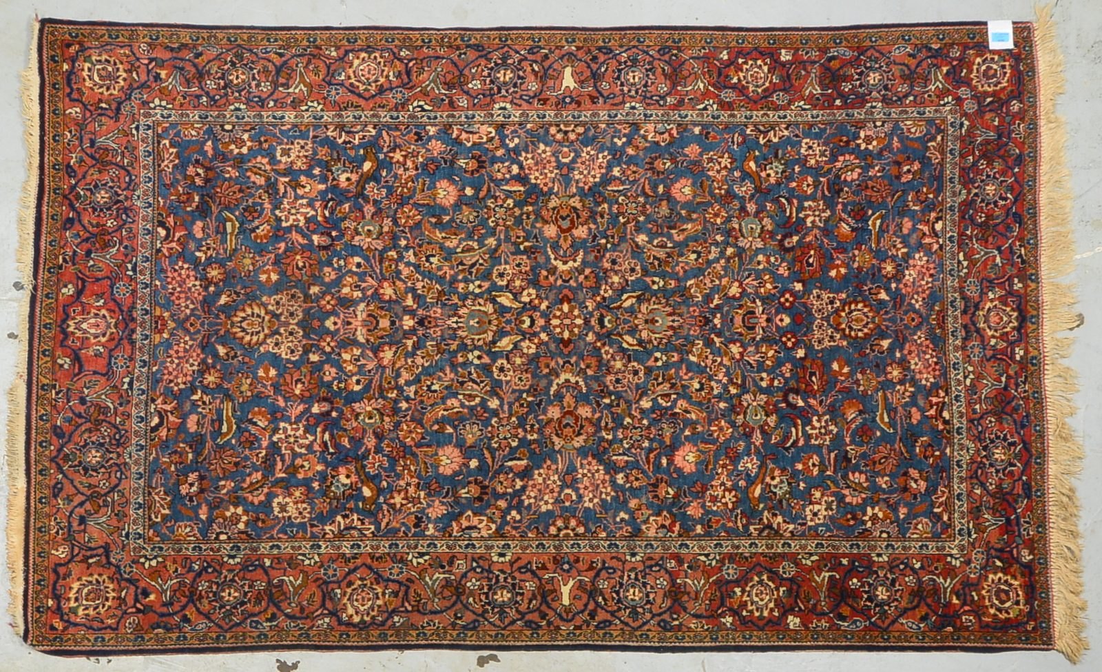 Keshan, mittelfeine bis feine Knüpfung, durchgemustert, mit wasserblauem Innenfeld