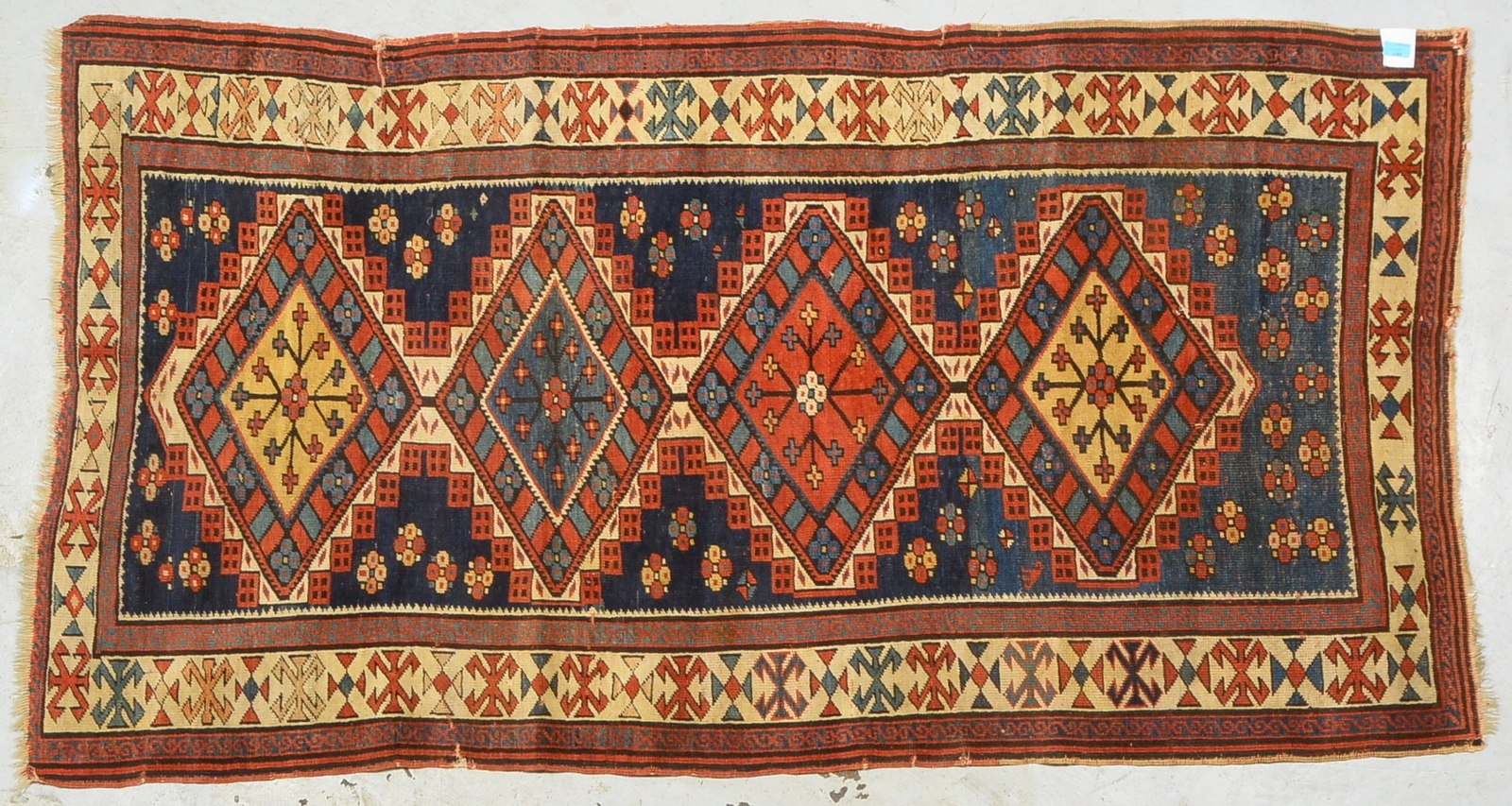 Kazak, mittelfeine Knüpfung, Pflanzenfarben, einzelne Schmalseite gekürzt, dünner Flor