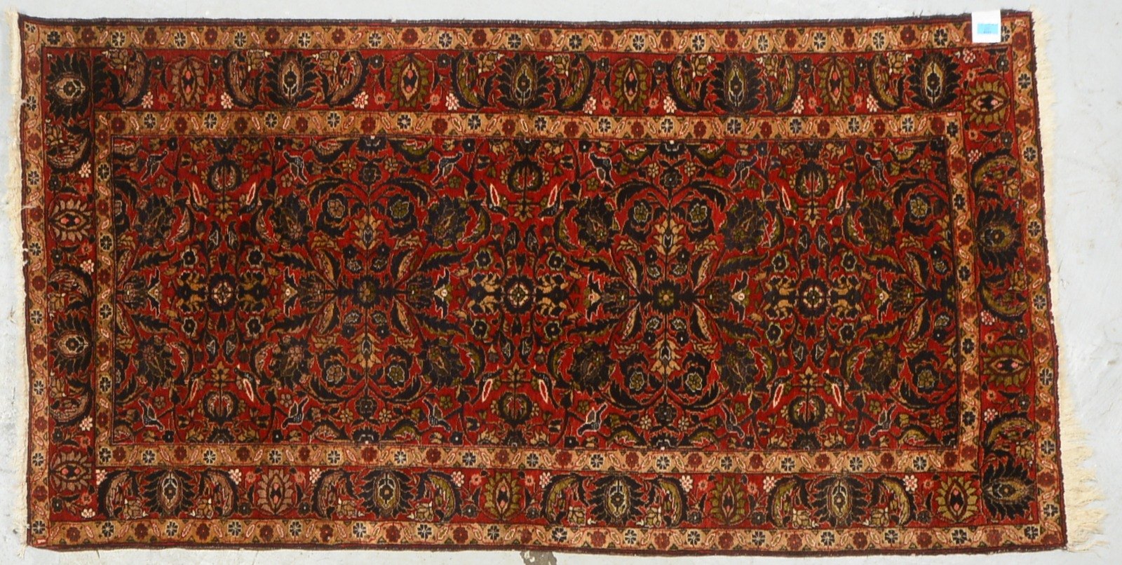 Orientteppich, mittelfeine bis feine Knüpfung, Flor in gutem Zustand; Maße 188 x 98 cm