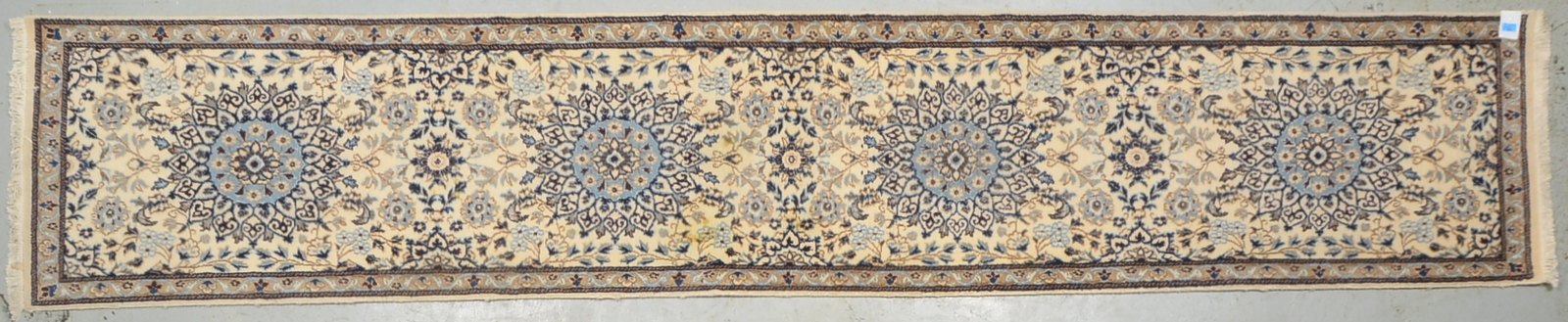 Nain-Galerie, mittelfeine Knüpfung - Flor in gutem Zustand; Maße 186 x 72 cm