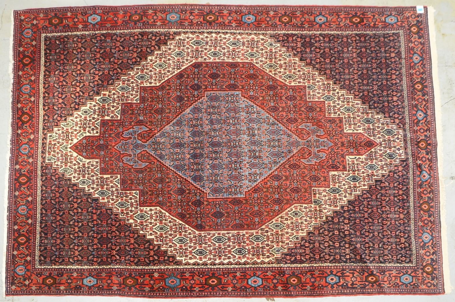 Senneh (Iran), mittelfeine Knüpfung - Flor in gutem Zustand; Maße 325 x 225 cm