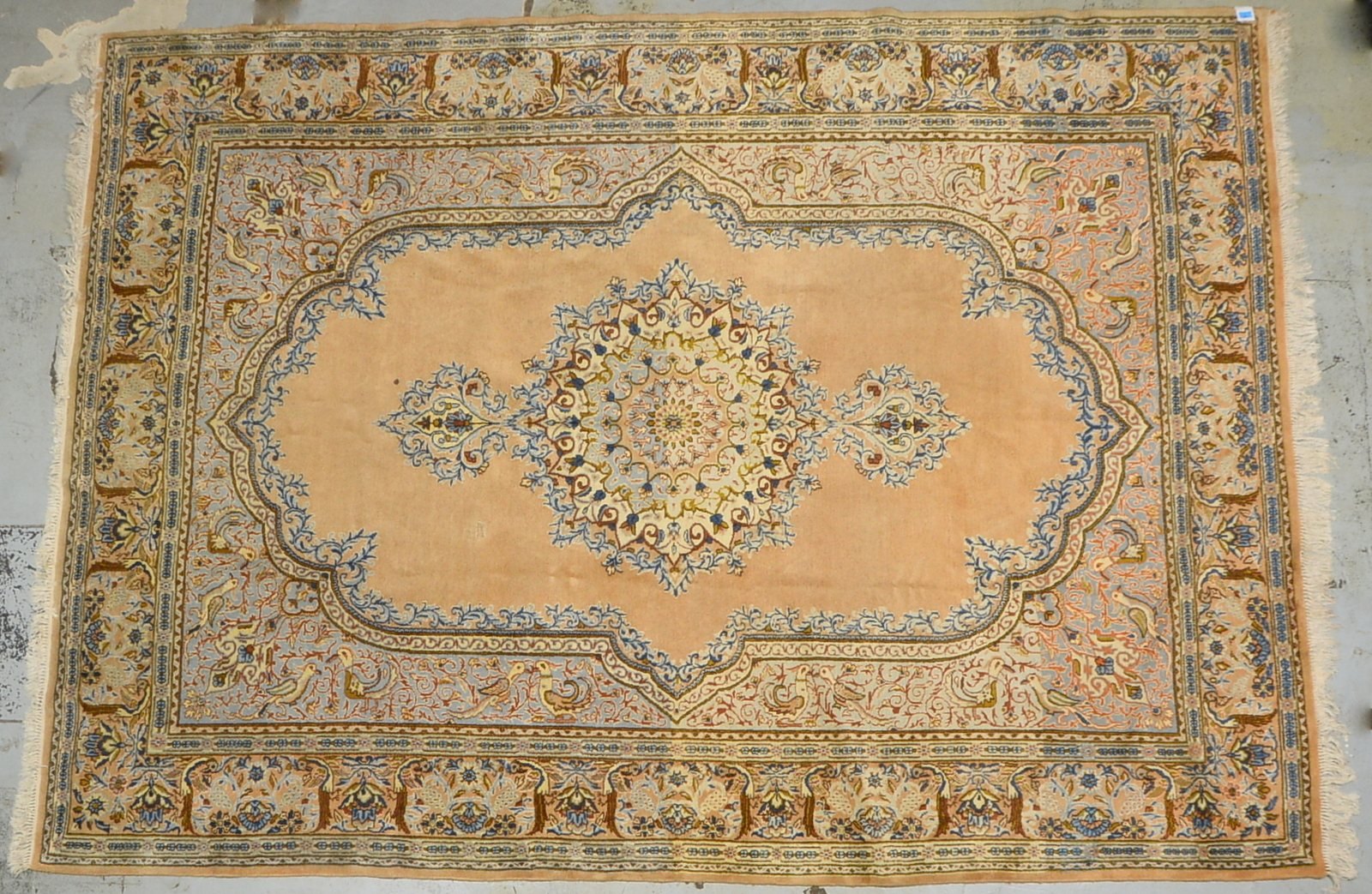 Orientteppich, cremefarbener Fond, mit Medaillon; Maße 345 x 251 cm (kl. Restaur.)