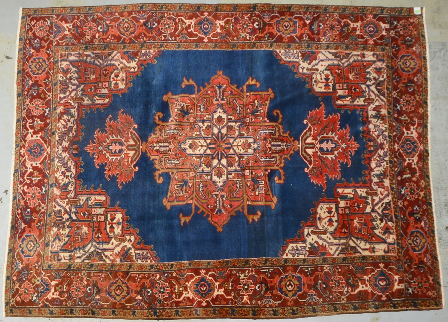 Heriz, feste Kn., Flor stellenweise etwas dünner - insges. guter Zust.; Maße 324 x 244 cm