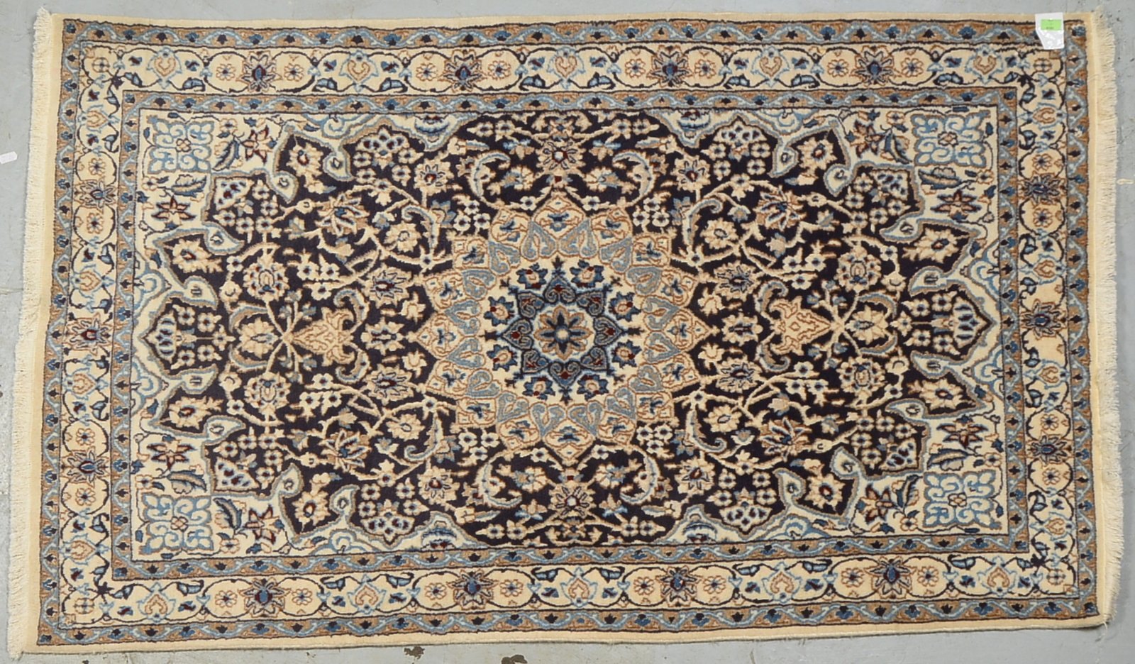 Nain, kl. Seidenanteile, mittelf. bis feine Kn., Flor in gutem Zust.; Maße 200 x 122 cm
