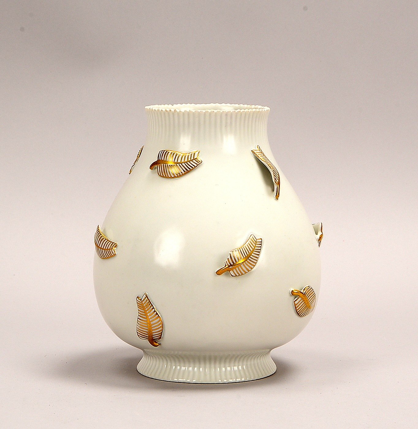 Richard Ginori/Mailand, Porzellanvase (1920er Jahre), mit plastischem floralem Dekor
