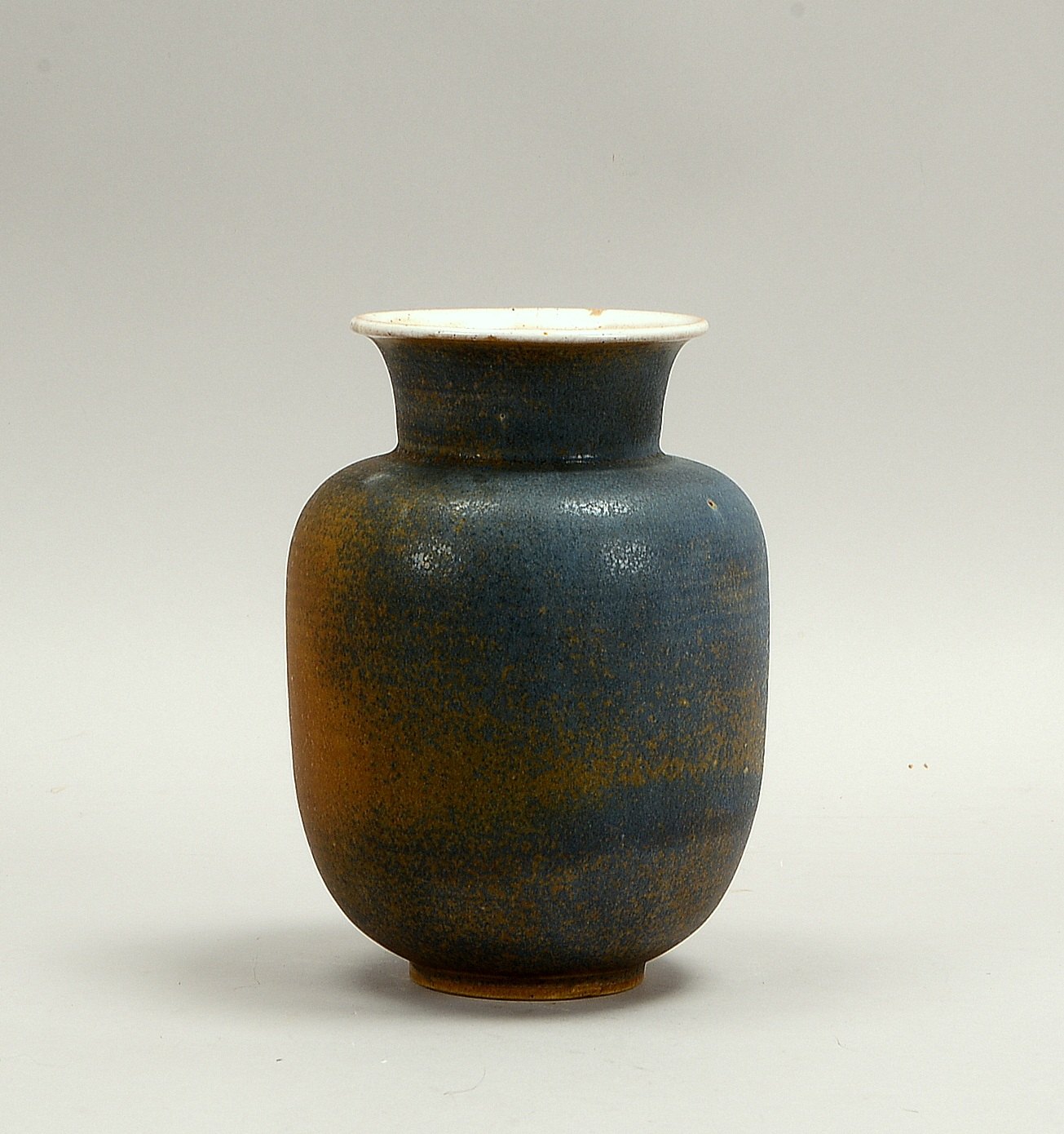 Lindig, Otto (1895 Pößneck - 1966 Wiesbaden), Keramik-Tischvase, farbig gesprenkelt