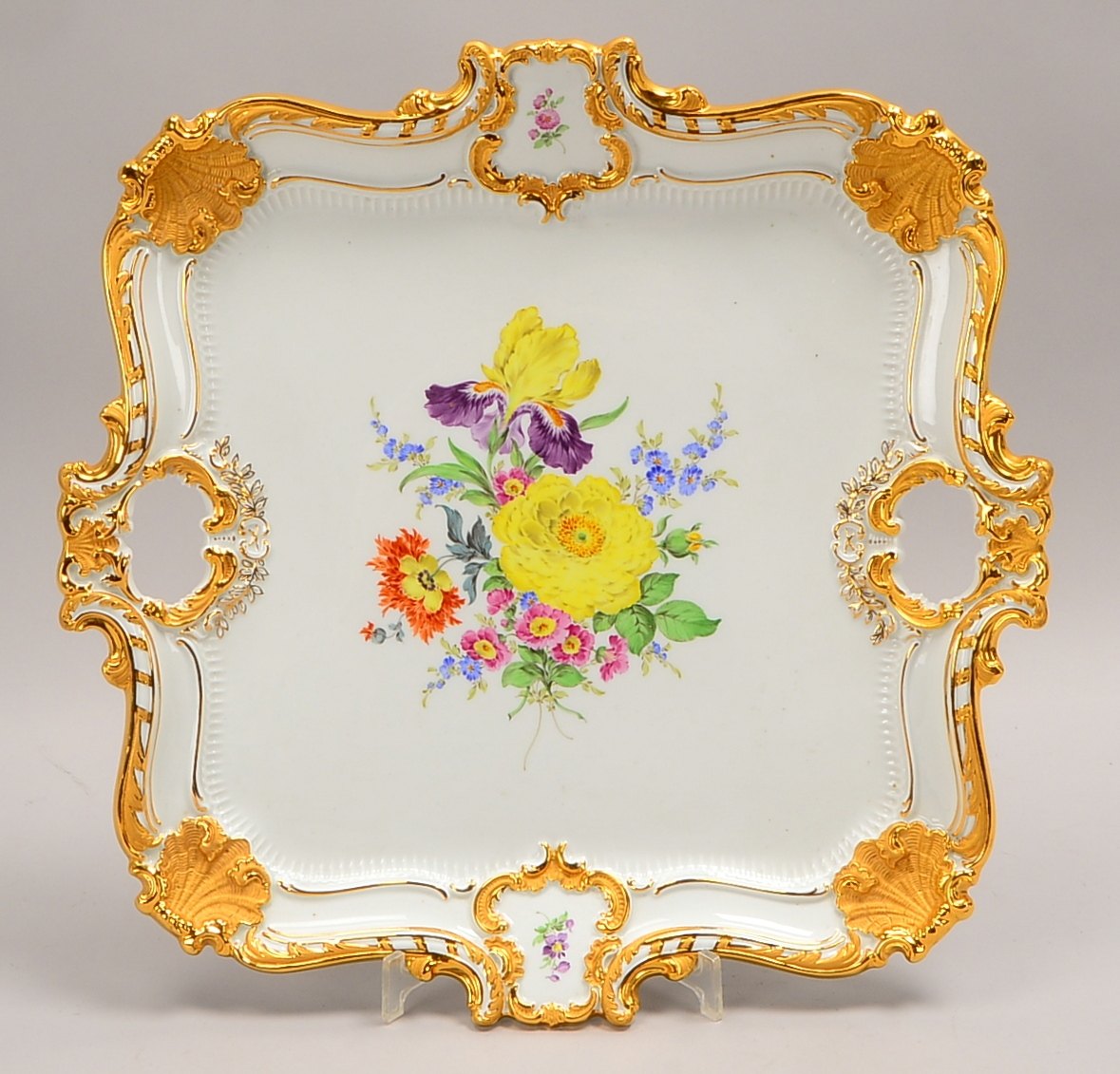 Meissen (Schwertermarke, I. Wahl), Prunktablett, mit feinster Blumenmalerei