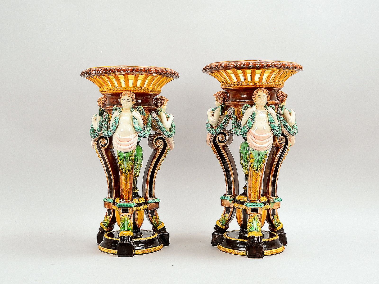 Paar Tafelaufsätze, Steingut, durchbr. Schalen, Stand figürl. gestaltet, farb. glas.