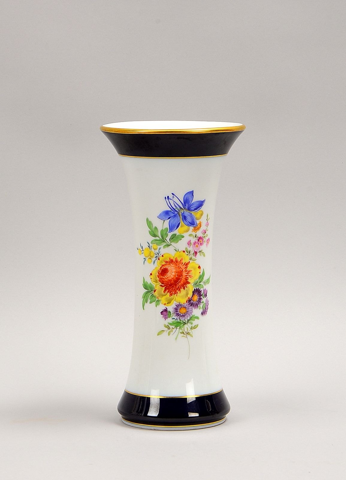 Meissen, Tischvase, weiß mit kobaltblauer Fahne, Dekor 'Bunte Blume'; Höhe 25 cm