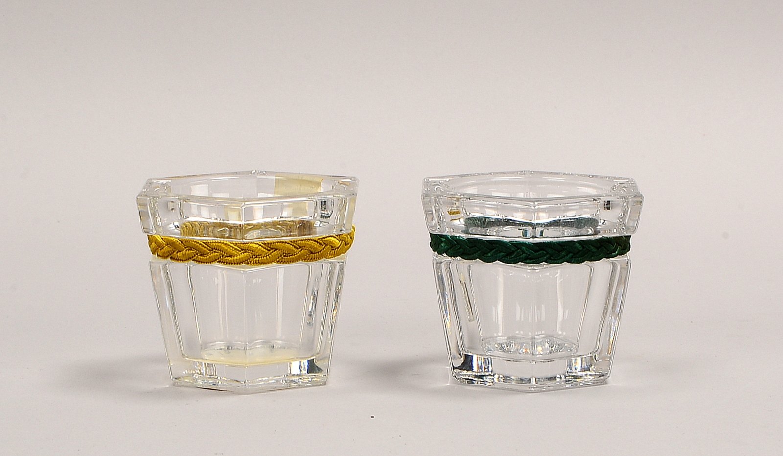 Ralph Lauren, Paar Tischkerzenhalter, Kristallglas, konische 6-passige Form, sign.