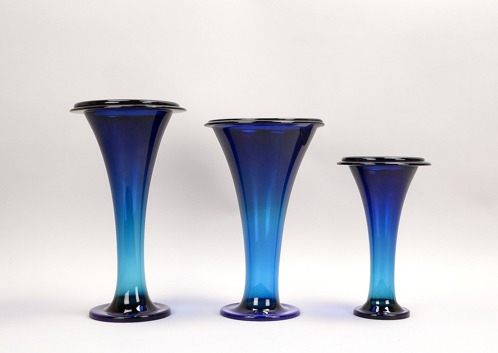 Josef Riedel/Polaun, 3x Trompetenvasen, Glas, blauer Farbverlauf, seitl. mit Ätzsignatur