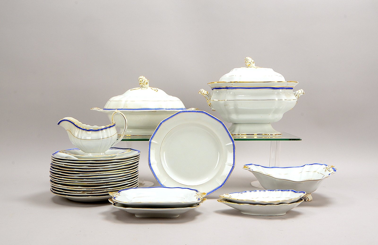 Antikes Speiseporzellan (England), Wedgewood, Dekor 'Opaque', für 12 Pers.
