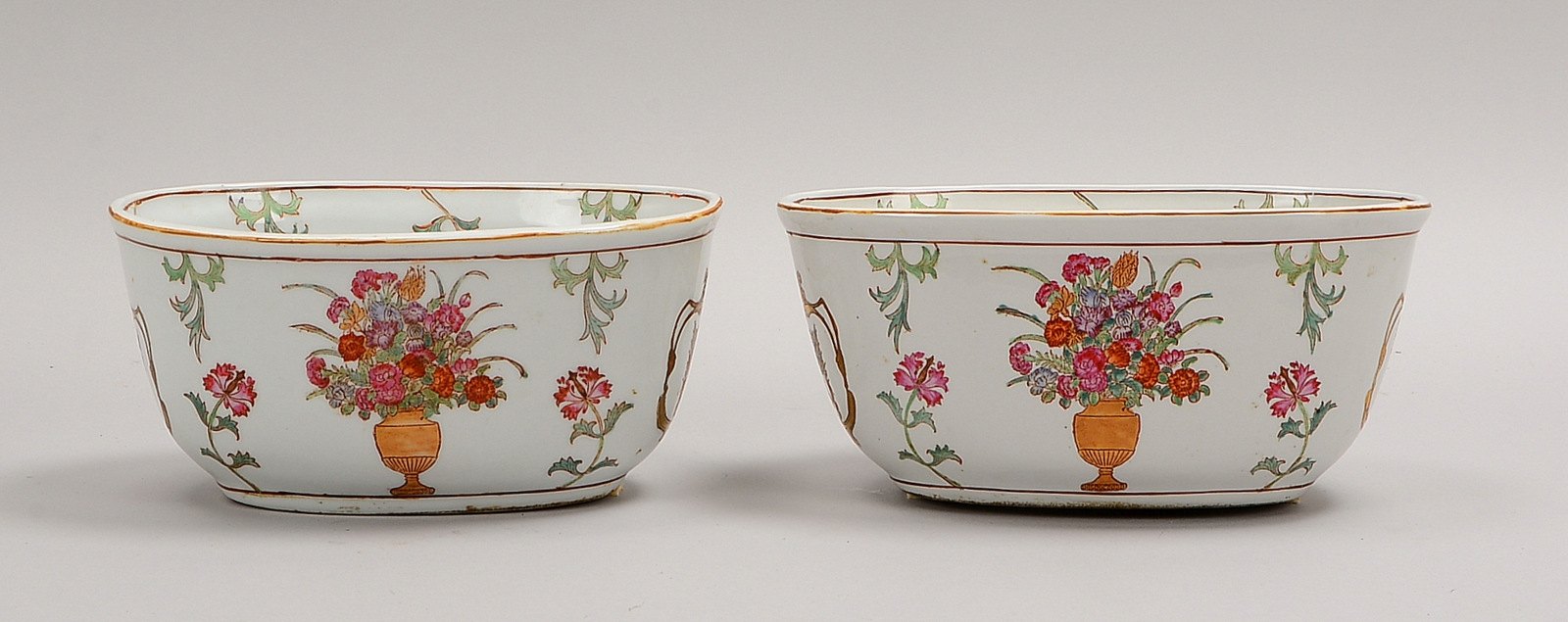 2 Porz.-Schalen, hochw. oval, flor. Emaille-Malerei, Spiegel/2x seitl. mit Wappen-Signets