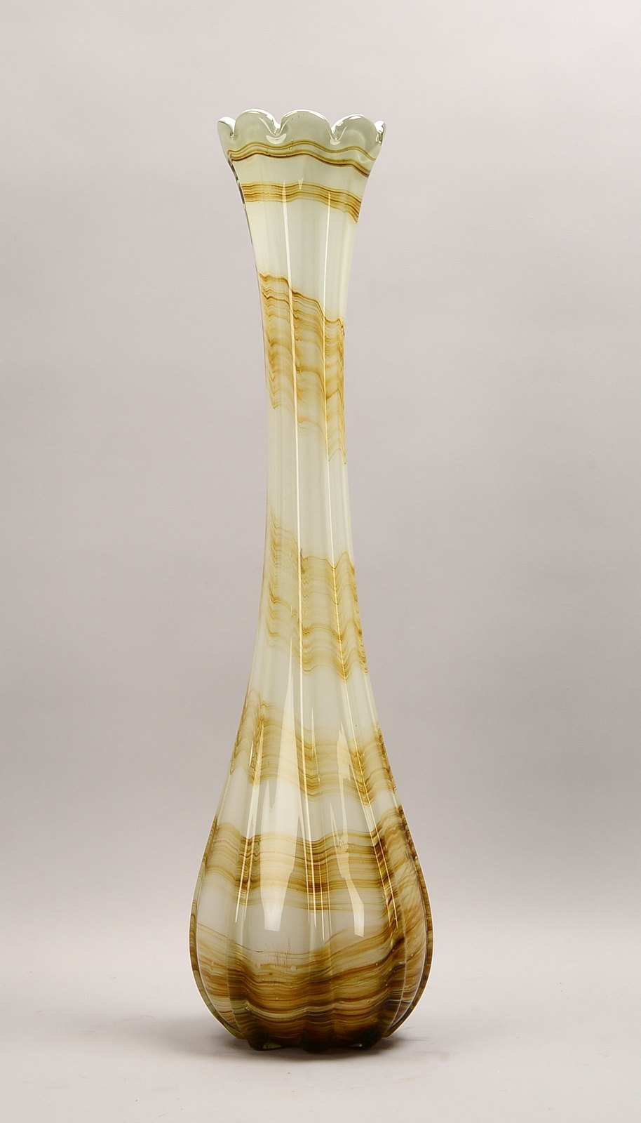 Große Glasvase, Rauchglas, mit weißem Überfang und braunen Einschmelzungen; Höhe 83 cm