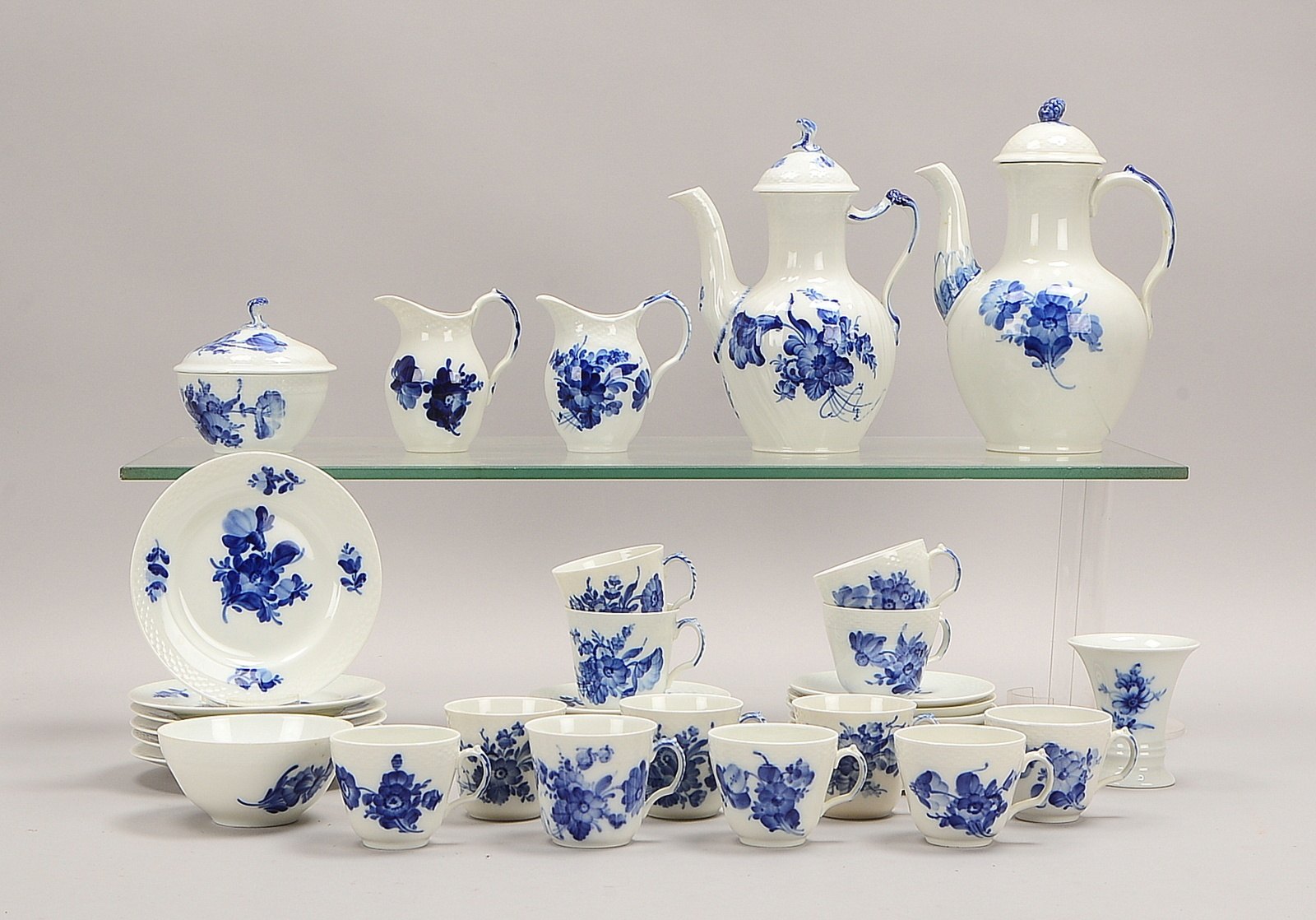Royal Copenhagen, Kaffeeservice, Dekor 'Blaue Blume', für 12 bzw. 6 Personen