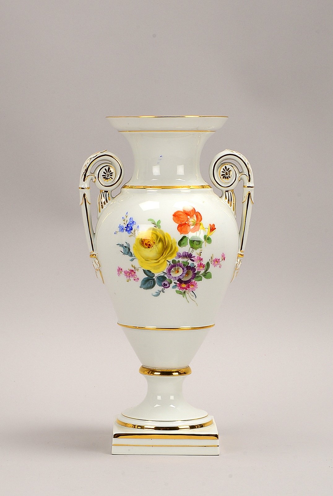 Meissen (Schwertermarke, I. Wahl), Porzellan-Henkelvase; Höhe 30 cm