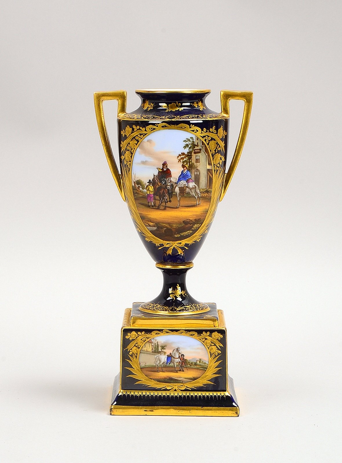 Amphorenvase (Wien - Korbmarke), Reserven auf kobaltblauem Grund, goldstaff.