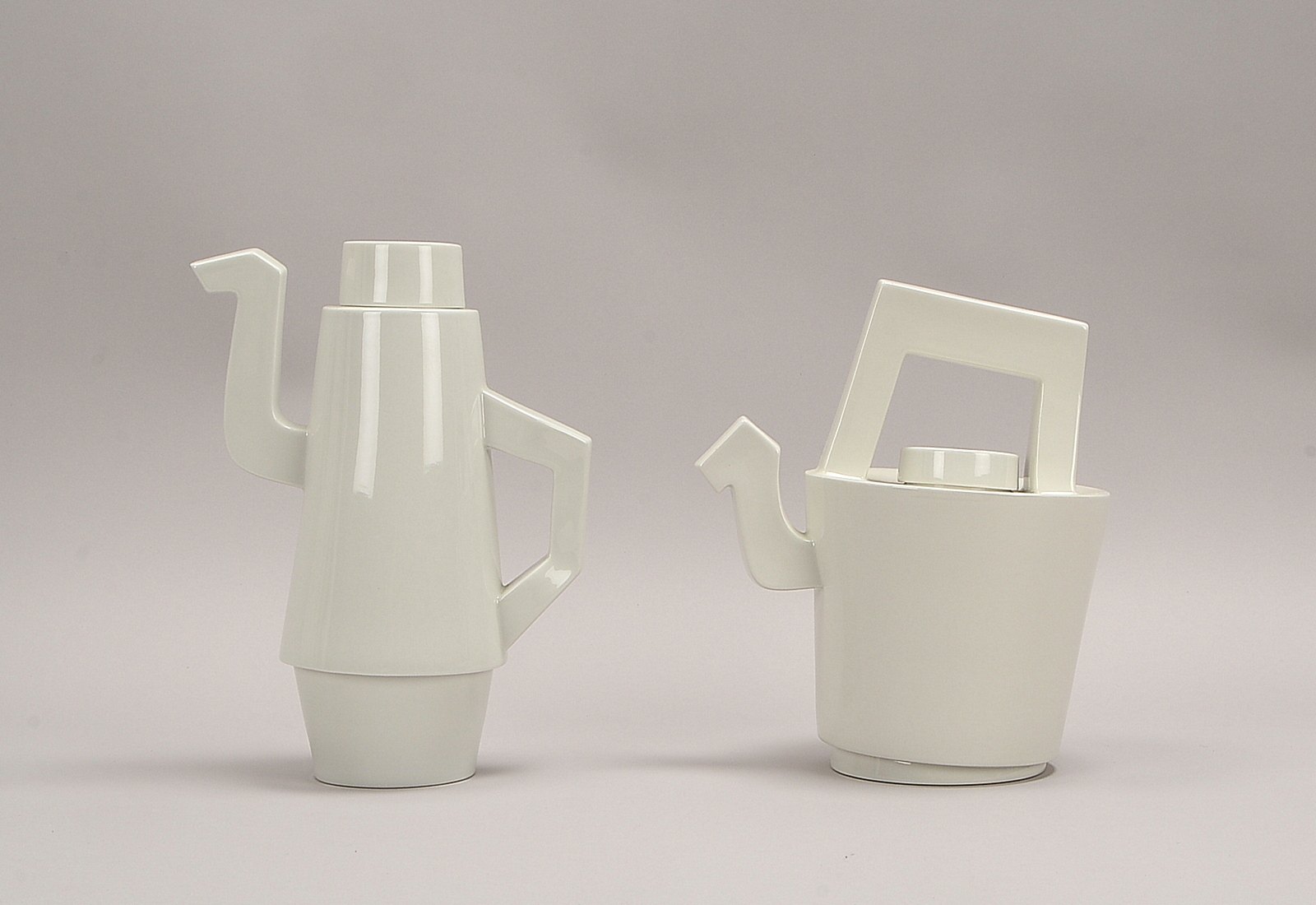 Soonsalon/Niederlande, 2 Designer-Schenkkannen, Entw. Wouter Groendijk