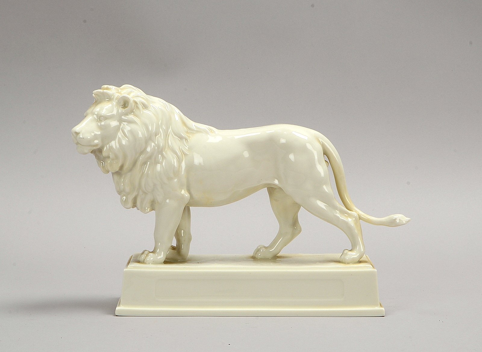 Hutschenreuther, Porzellanfigur, 'Löwe', Figur auf rechteckigem Sockel; Höhe 19 cm