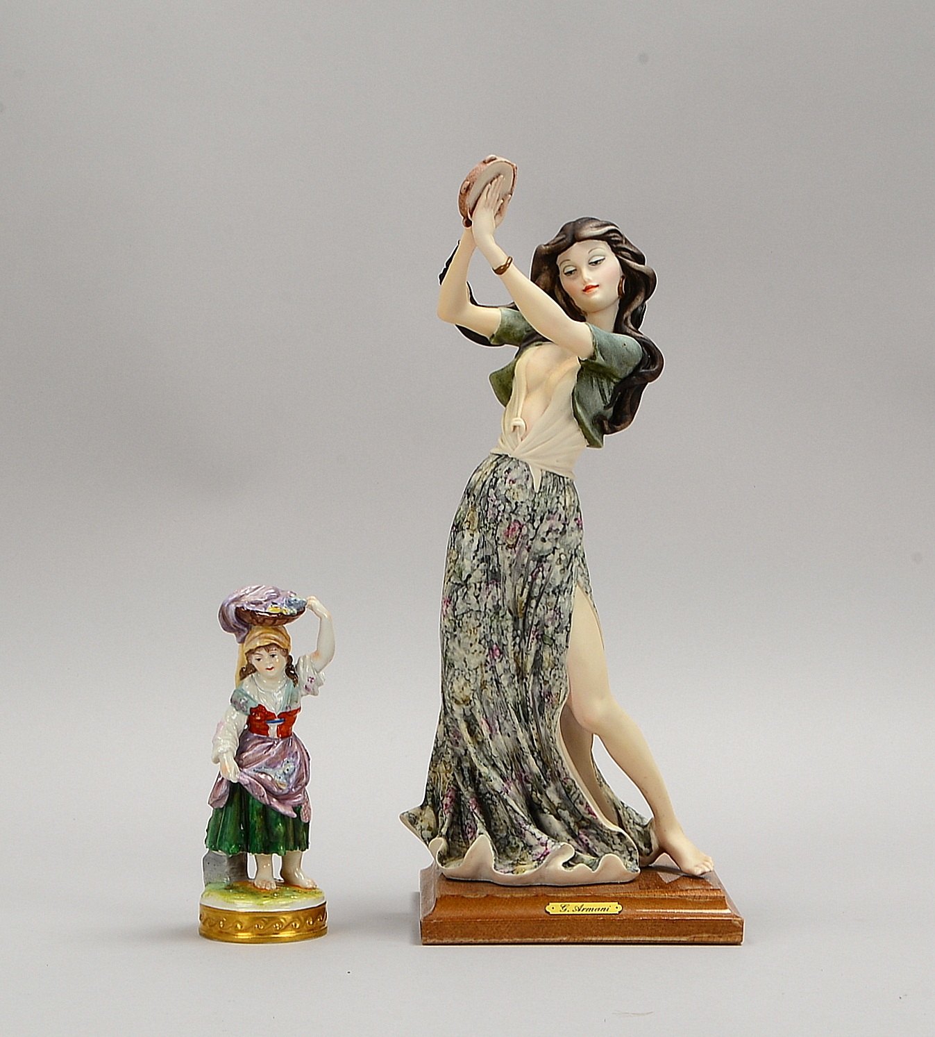 2 Porzellanfiguren: 1x Capodimonte, 'Tänzerin'; 1x Volkstedt, 'Fischverkäuferin'