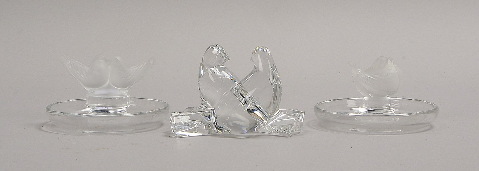 3 Glasfiguren, Vogelfiguren: 2x Lalique, Höhe 5,5 cm; 1x Baccarat, Höhe 7 cm