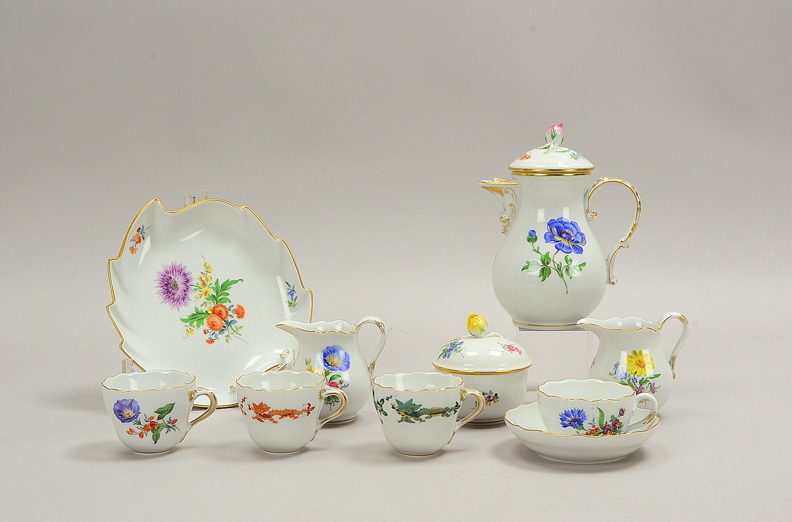 Meissen, Mokkaservice: Kaffeekern mit 2x Sahnekännchen, 4x Tassen, dazu 2x Schalen