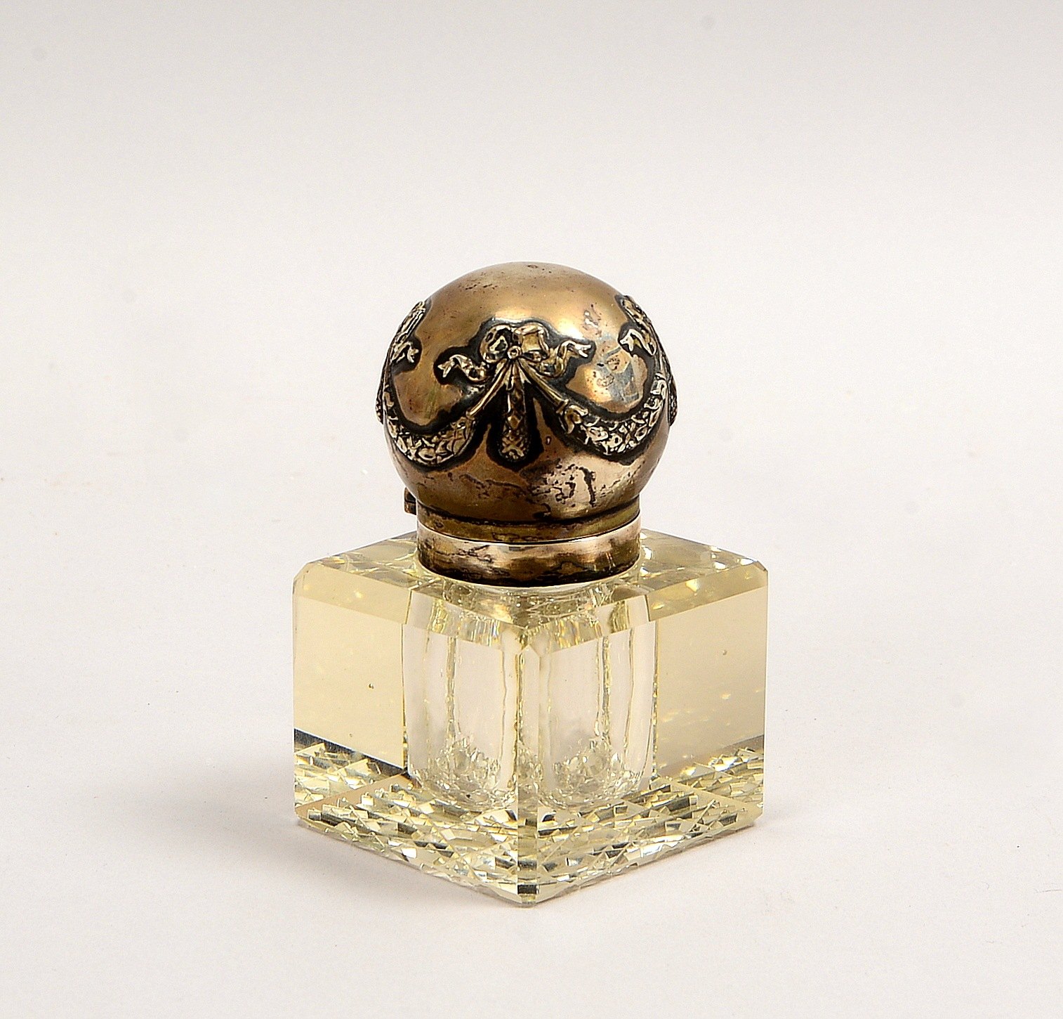 Antikes Tintenfass (Empire-Ausf.), fac. Glas, im Boden geschliffen, 800 Silberdeckel